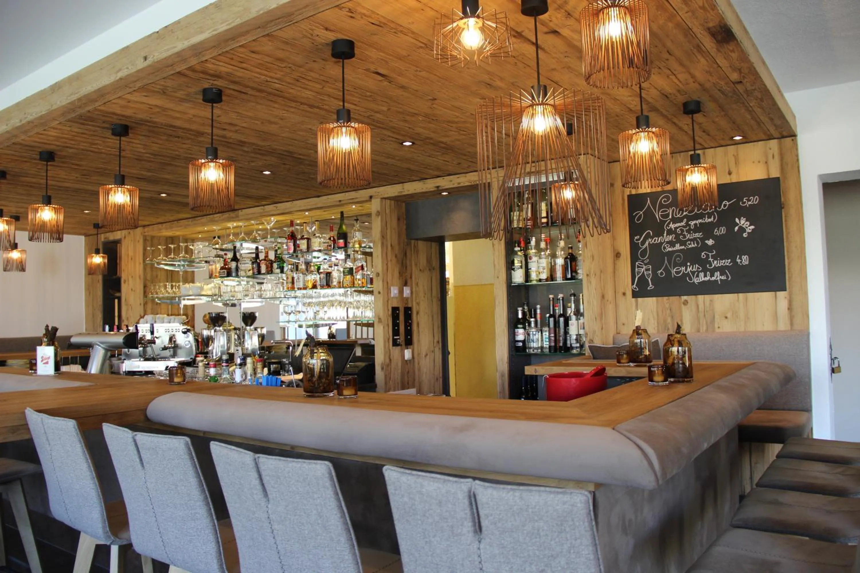 Lounge or bar in Alpenhotel Laurin