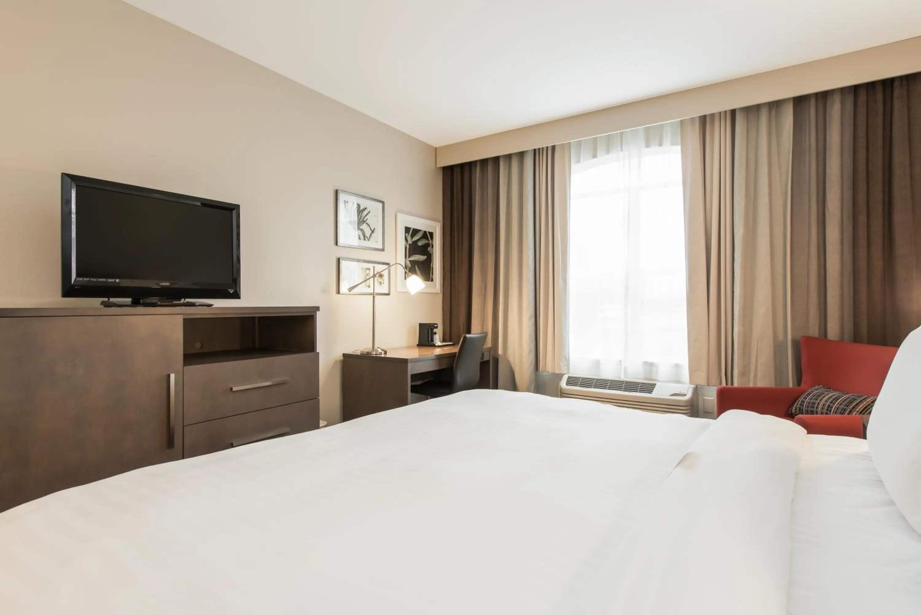 Bed in Country Inn & Suites by Radisson, Smyrna - Atlanta Northwest