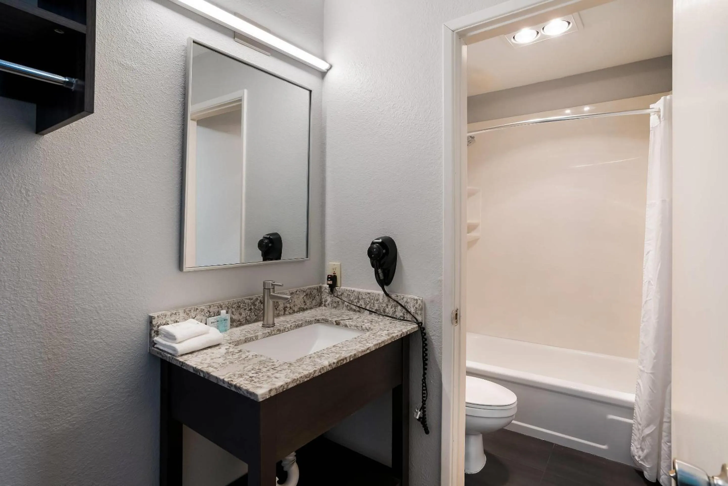 Bedroom in Richland Riverfront Hotel, an Ascend Collection Hotel