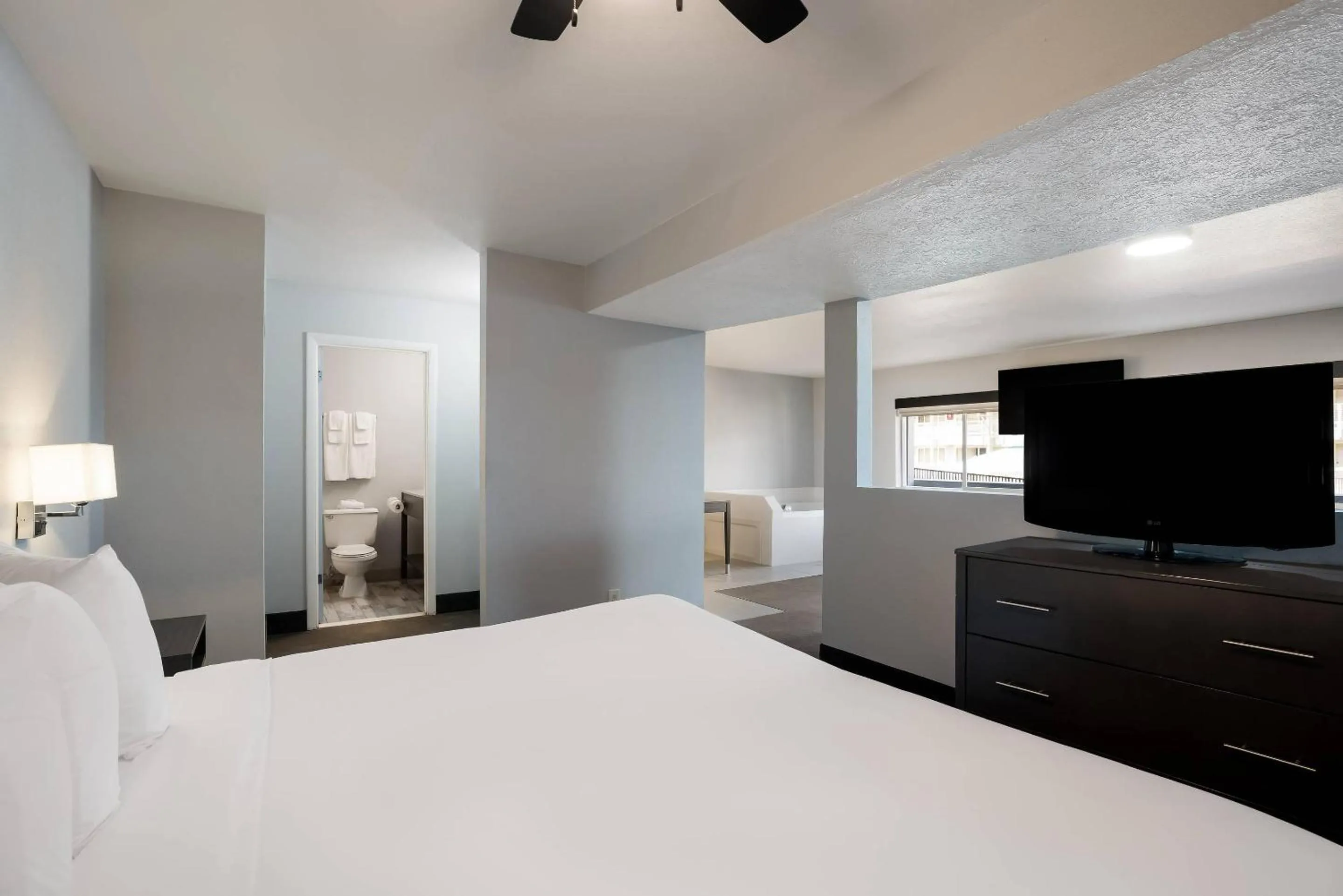 Bedroom, Bed in Richland Riverfront Hotel, an Ascend Collection Hotel