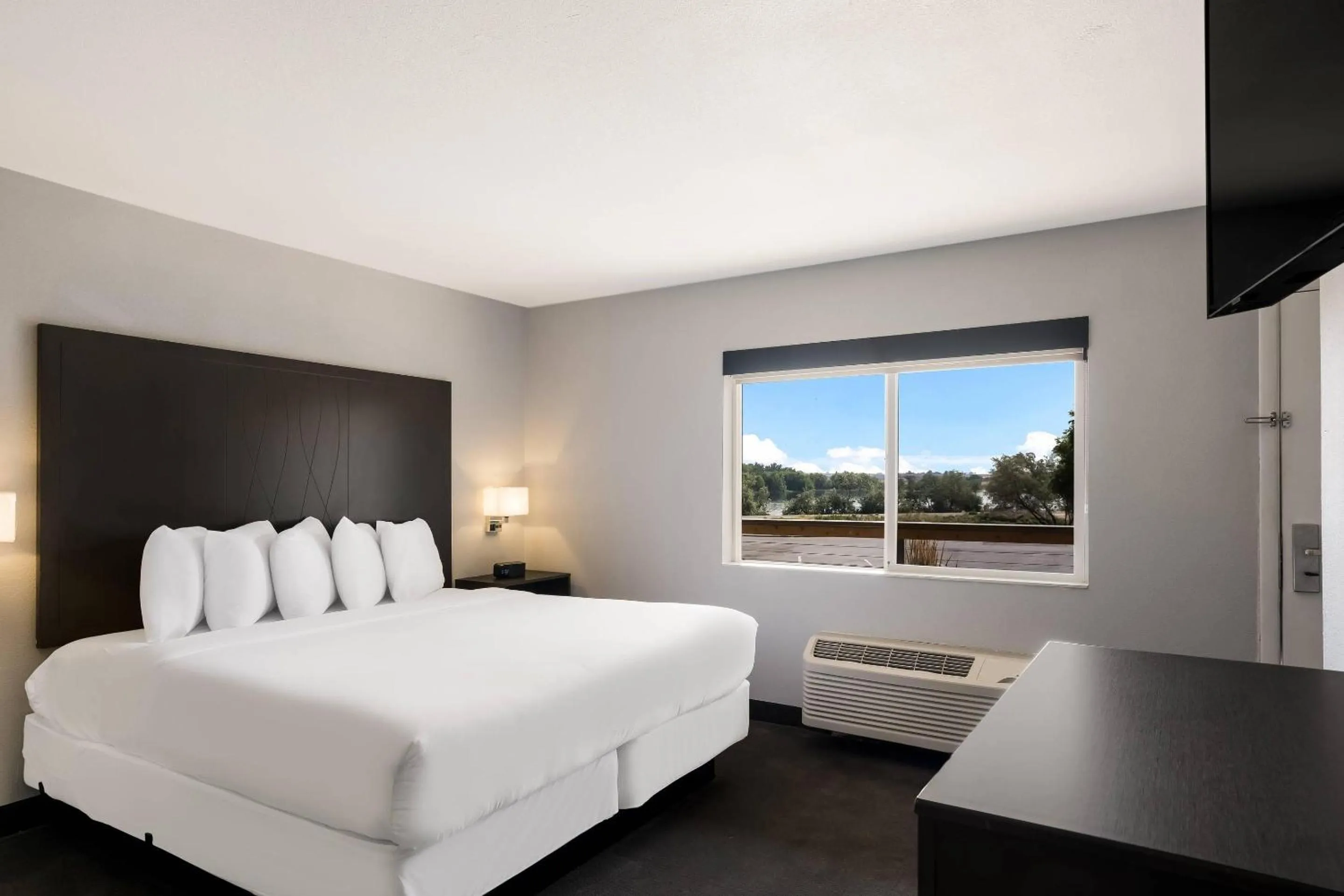 Bedroom, Bed in Richland Riverfront Hotel, an Ascend Collection Hotel