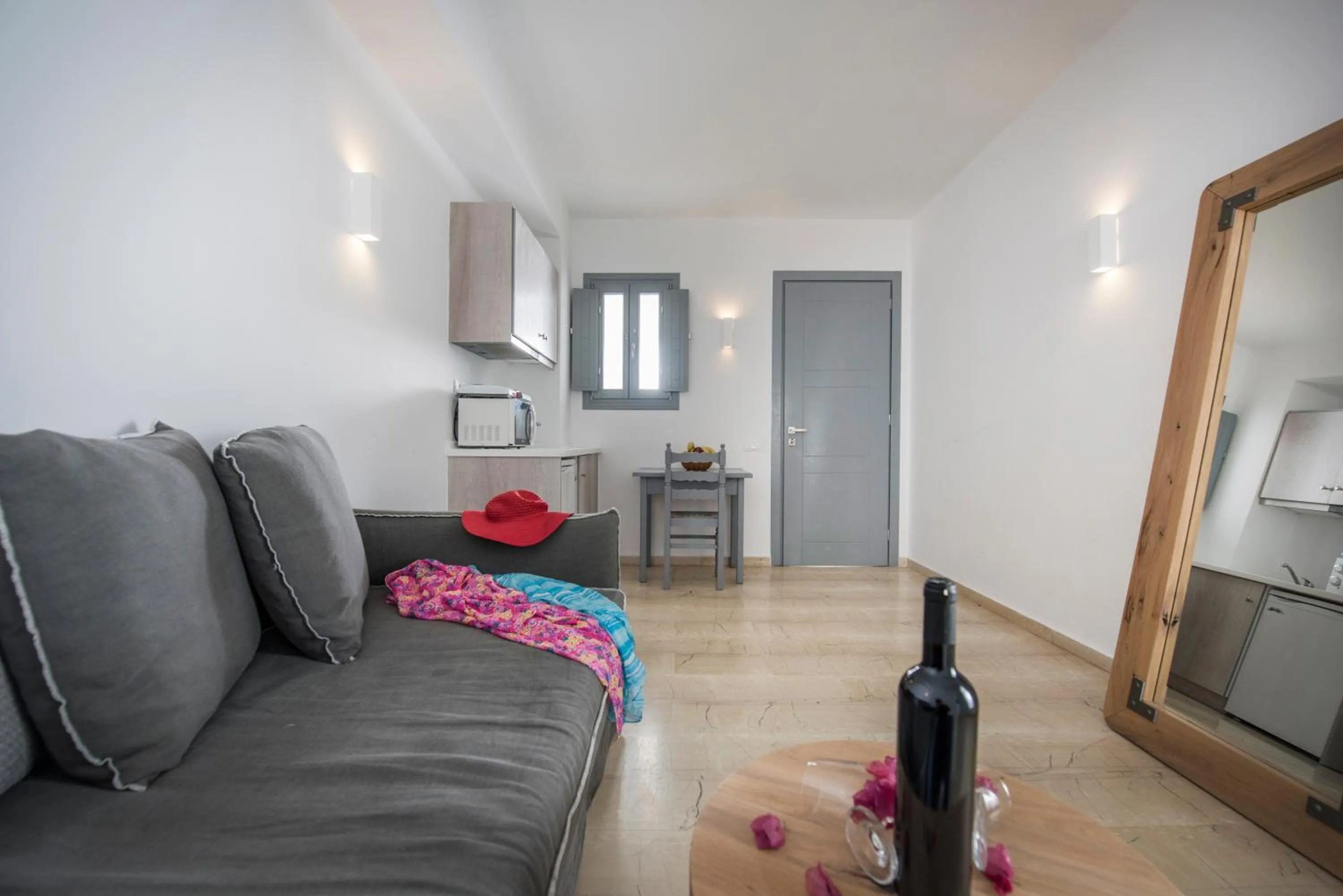 Seating area in Blue Waves Suites & Apartments