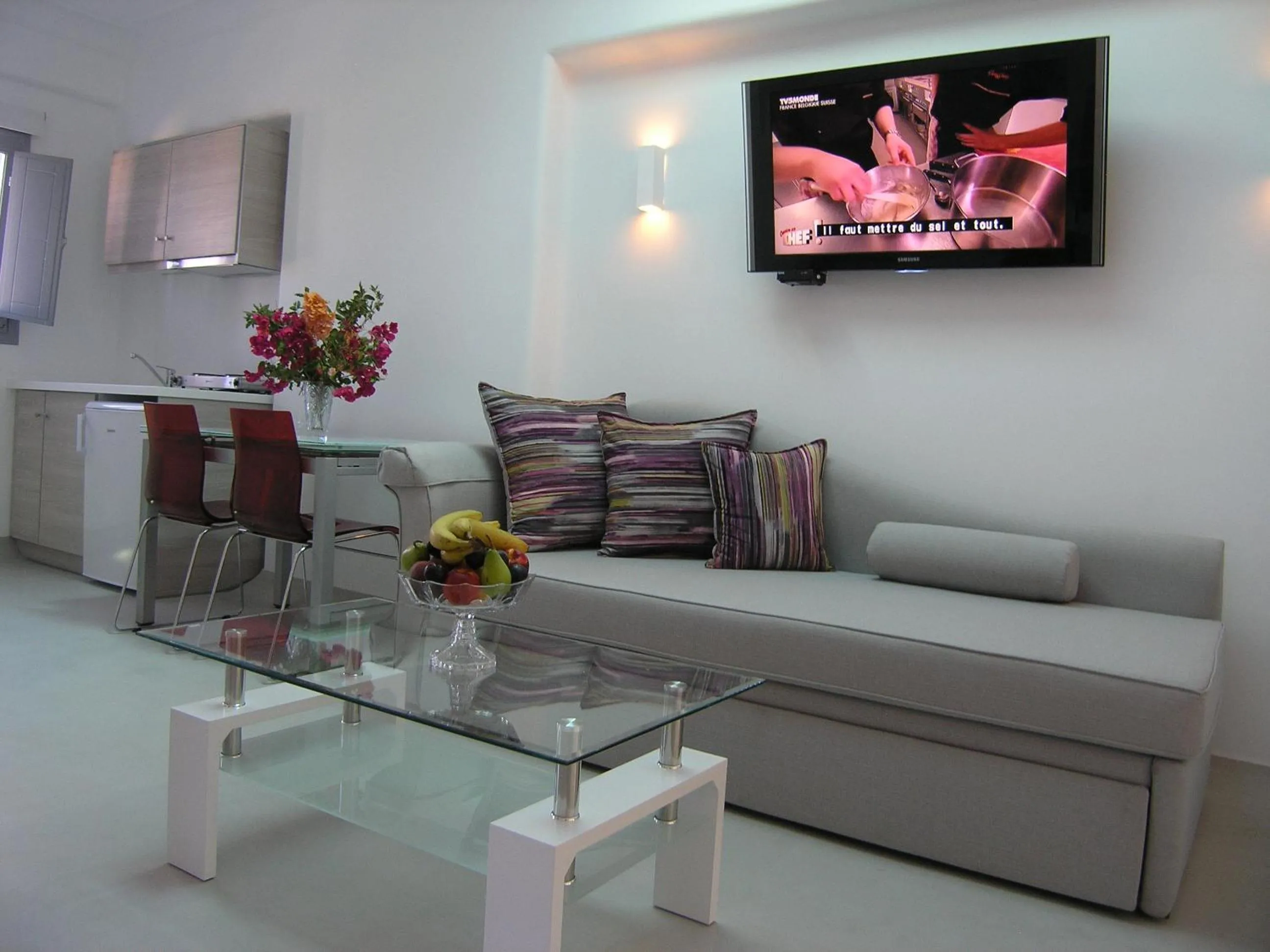 TV and multimedia in Blue Waves Suites & Apartments