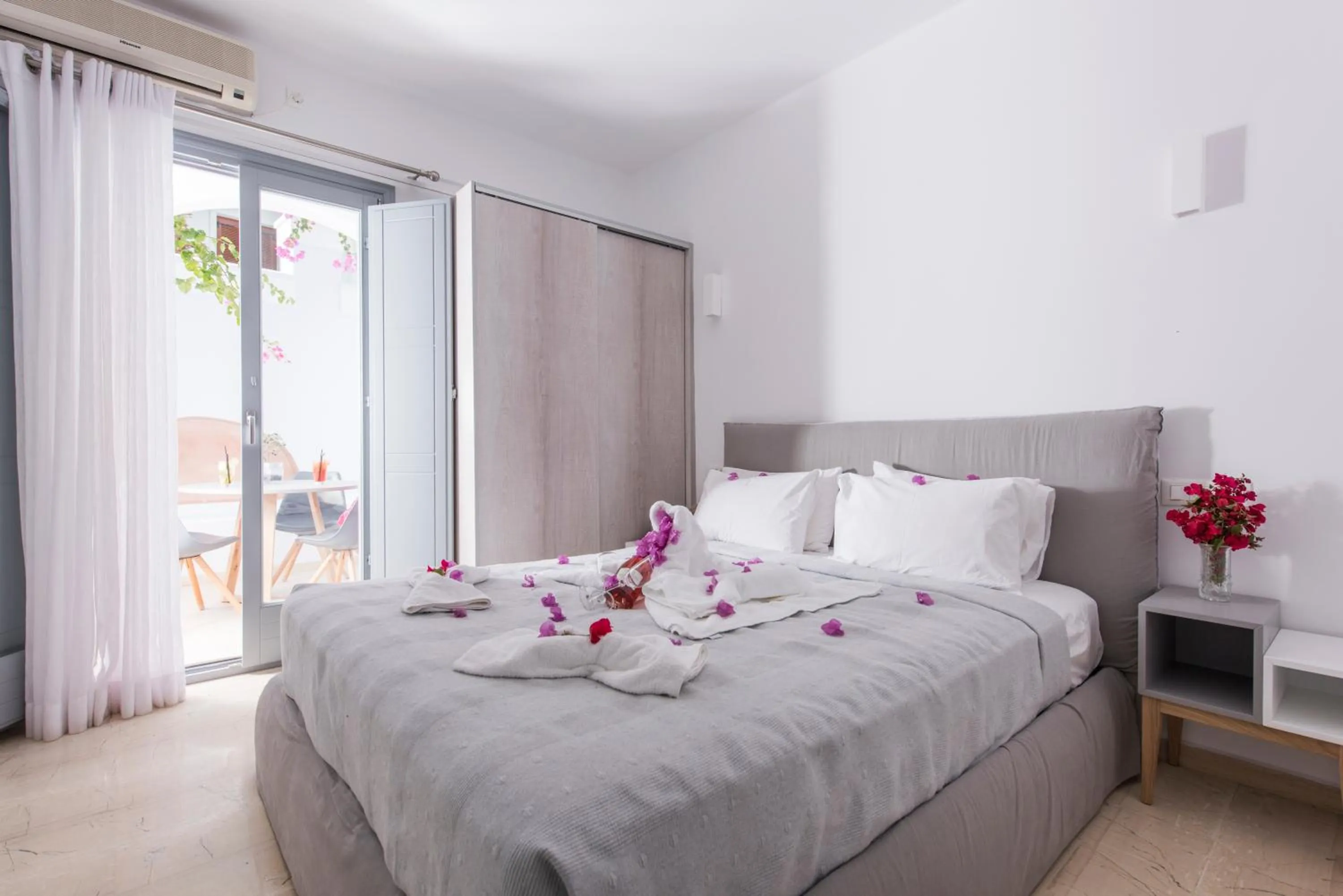 Bed in Blue Waves Suites & Apartments