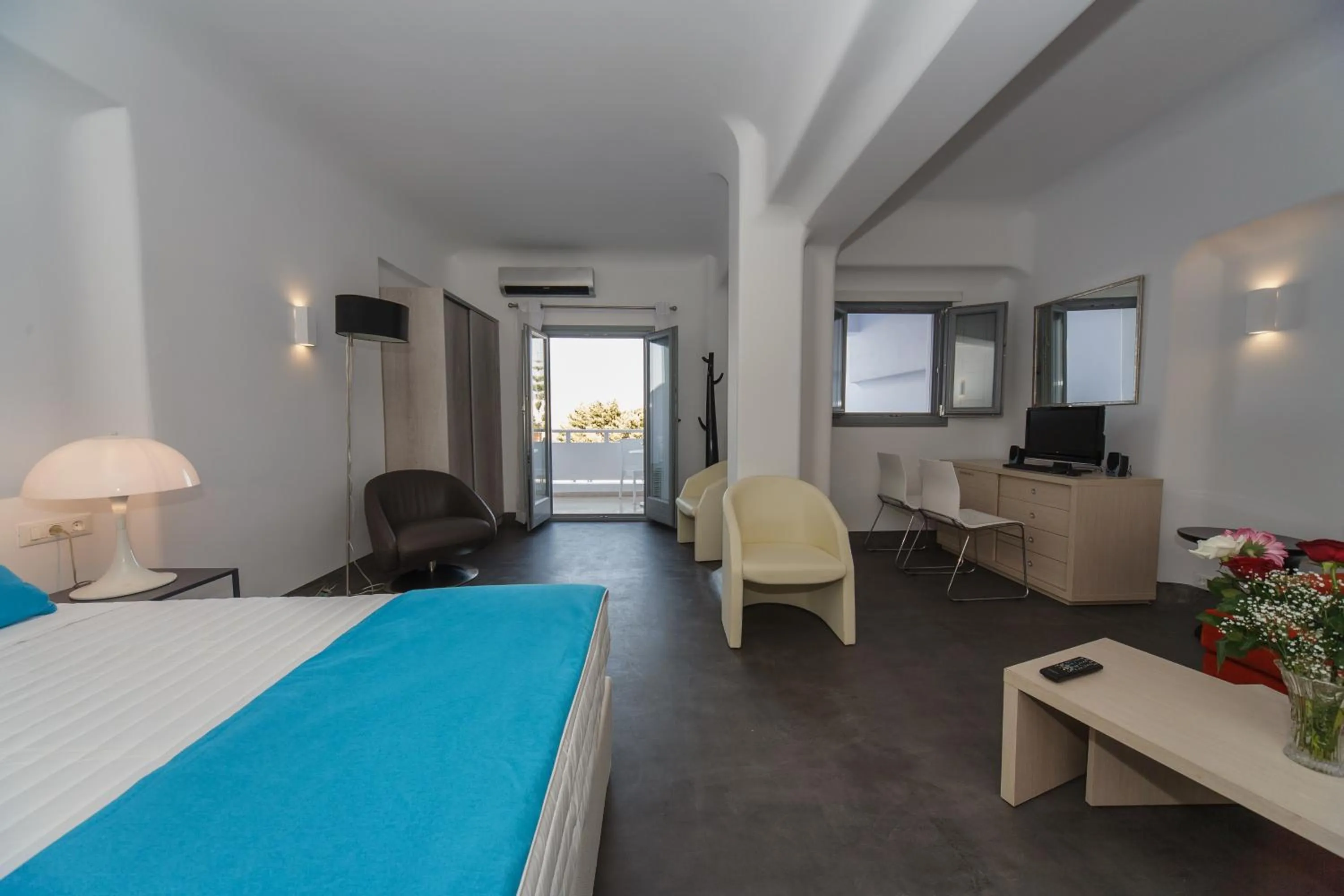 Living room, Bed in Blue Waves Suites & Apartments