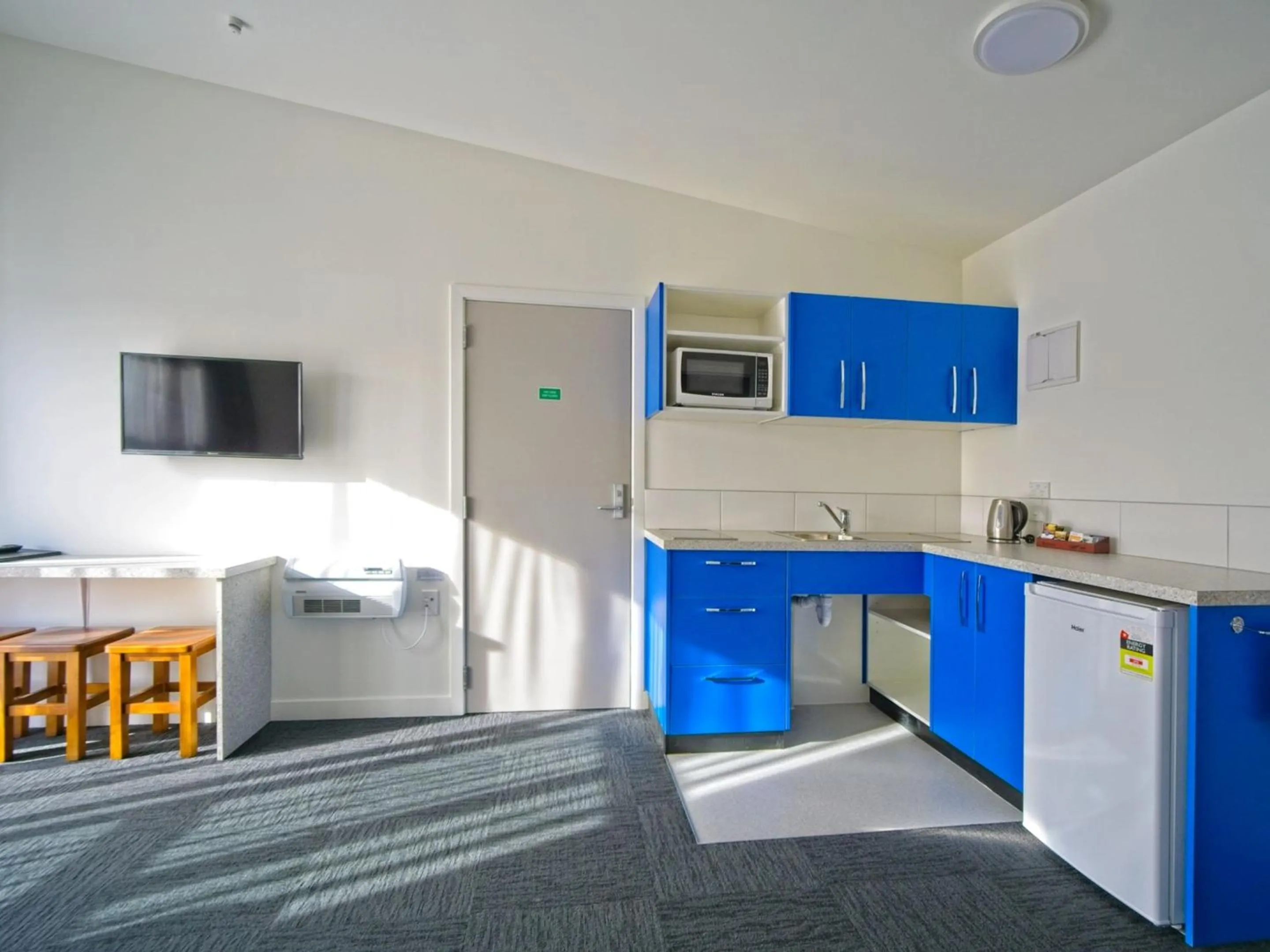 Kitchen or kitchenette in Hokitika's Kiwi Holiday Park and Motels