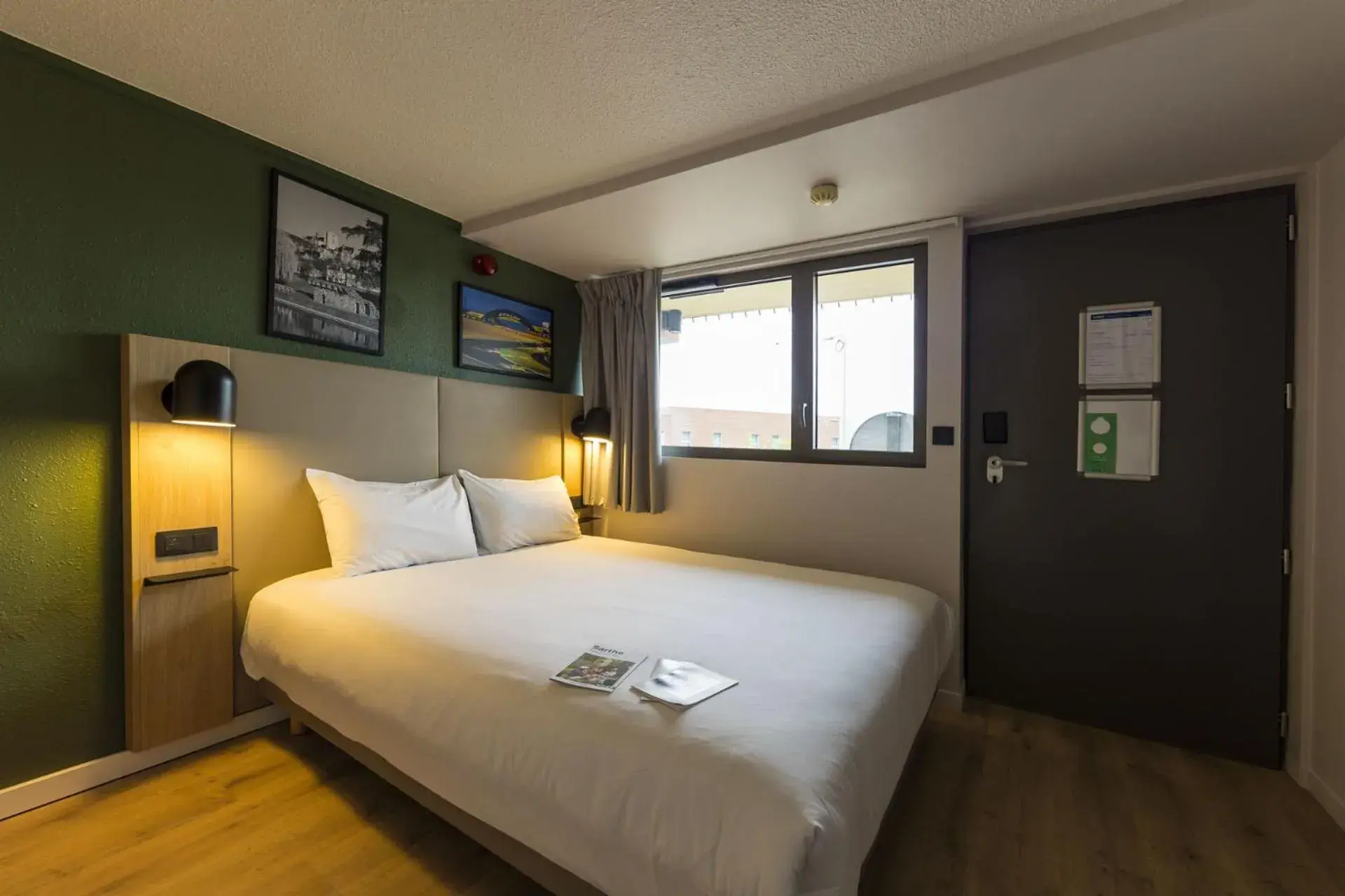 Facility for disabled guests, Bed in Campanile Le Mans Est Facility for disabled guests, Bed in Campanile Le Mans Est