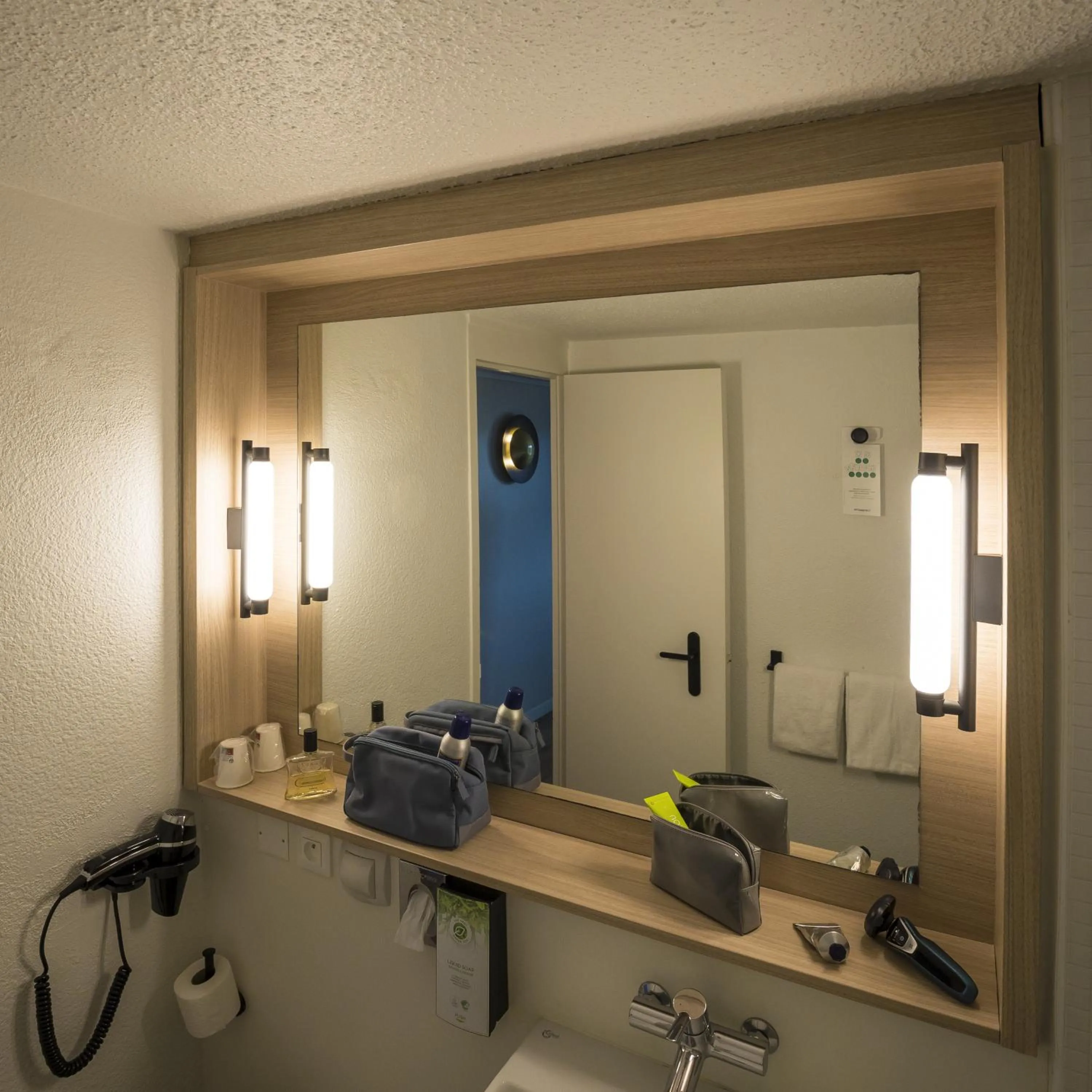 Bathroom in Campanile Le Mans Est