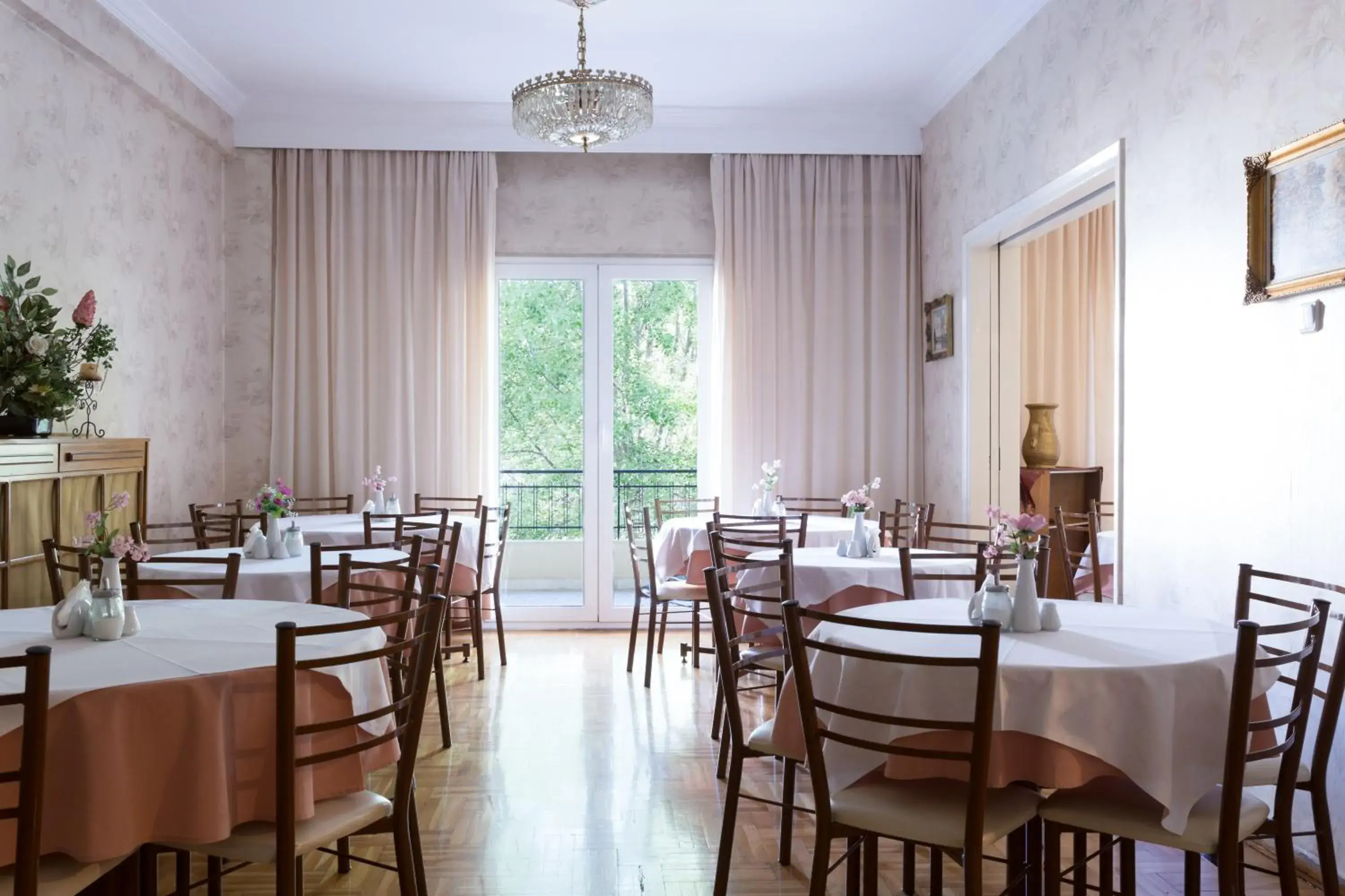 Restaurant/places to eat in Anesis Hotel Restaurant/places to eat in Anesis Hotel