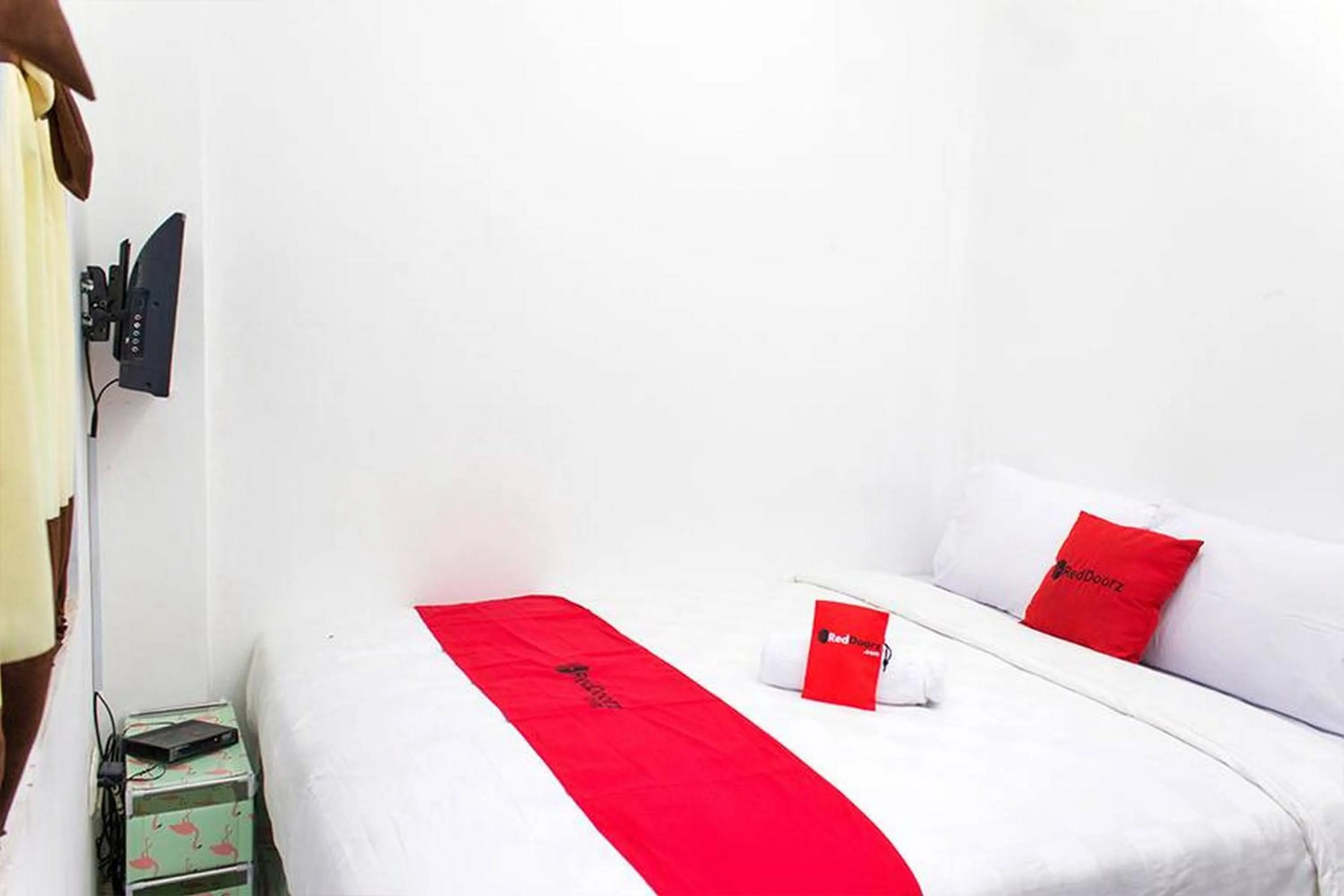 Bedroom, Bed in RedDoorz @ Galuh Mas