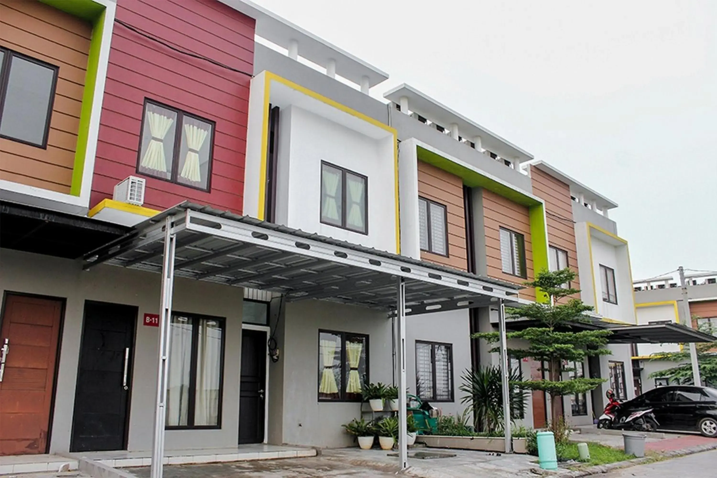 Property building in RedDoorz @ Galuh Mas Property building in RedDoorz @ Galuh Mas