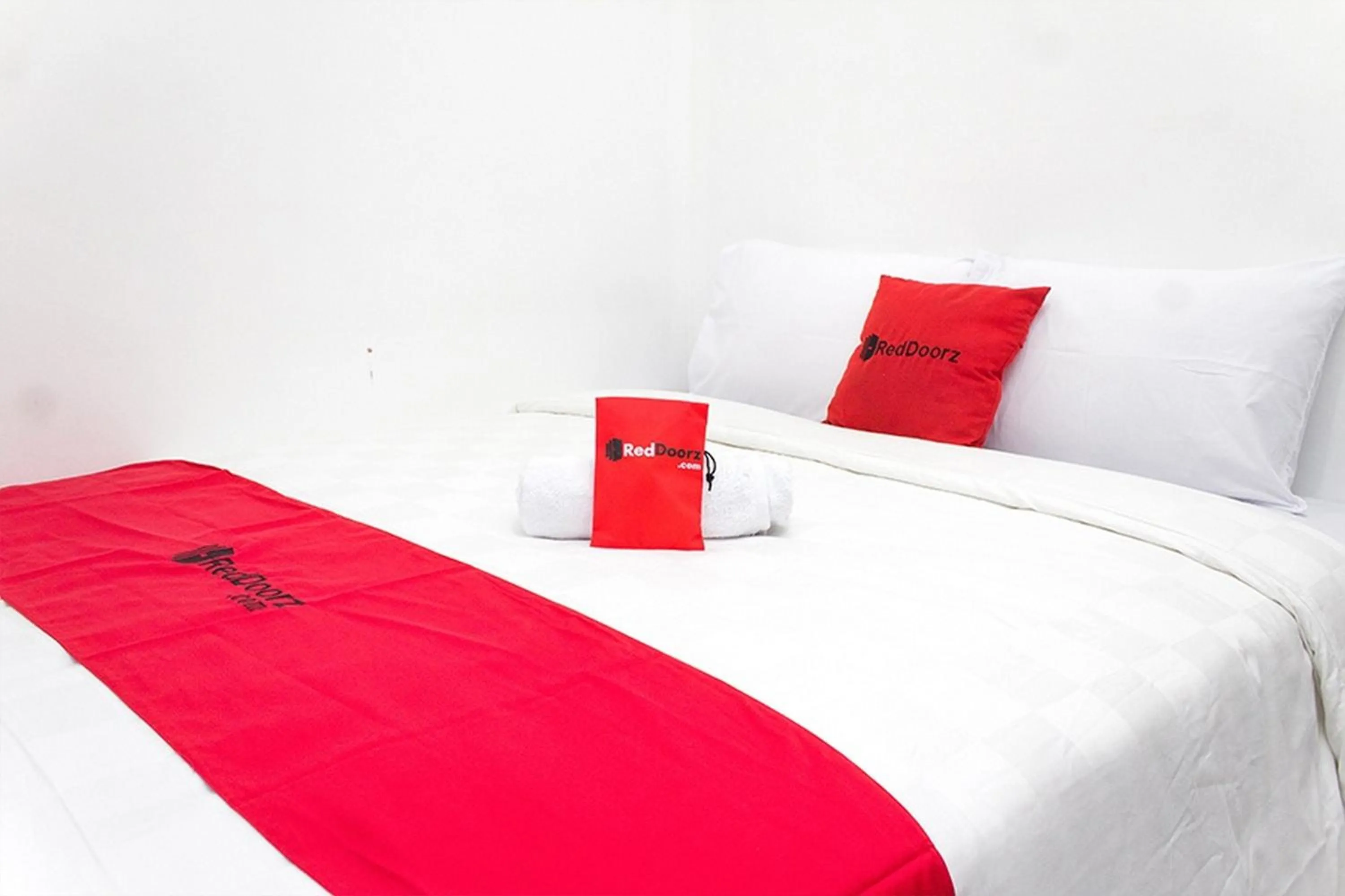 Bedroom, Bed in RedDoorz @ Galuh Mas