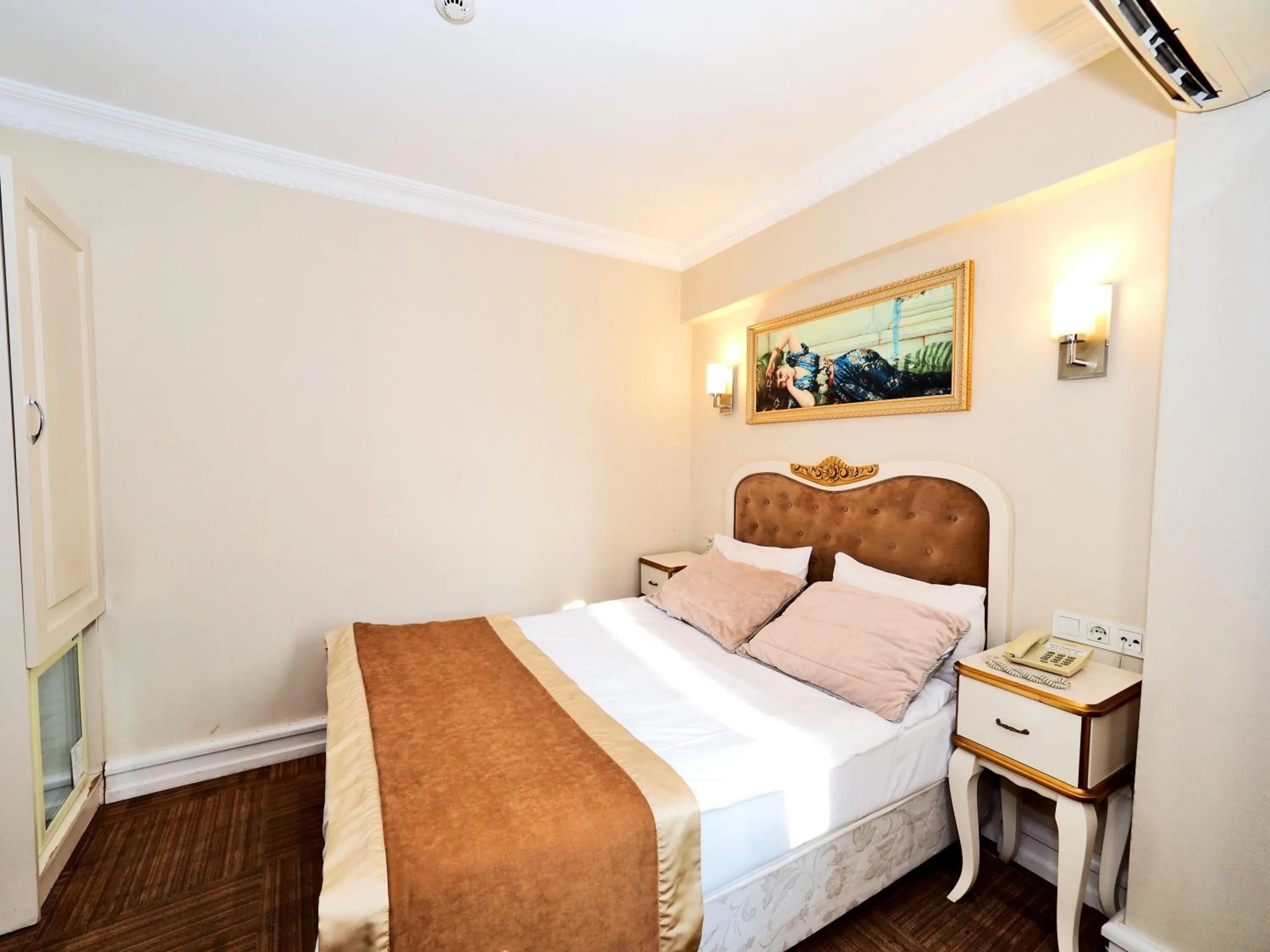 Photo of the whole room, Bed in Elysion Hotel