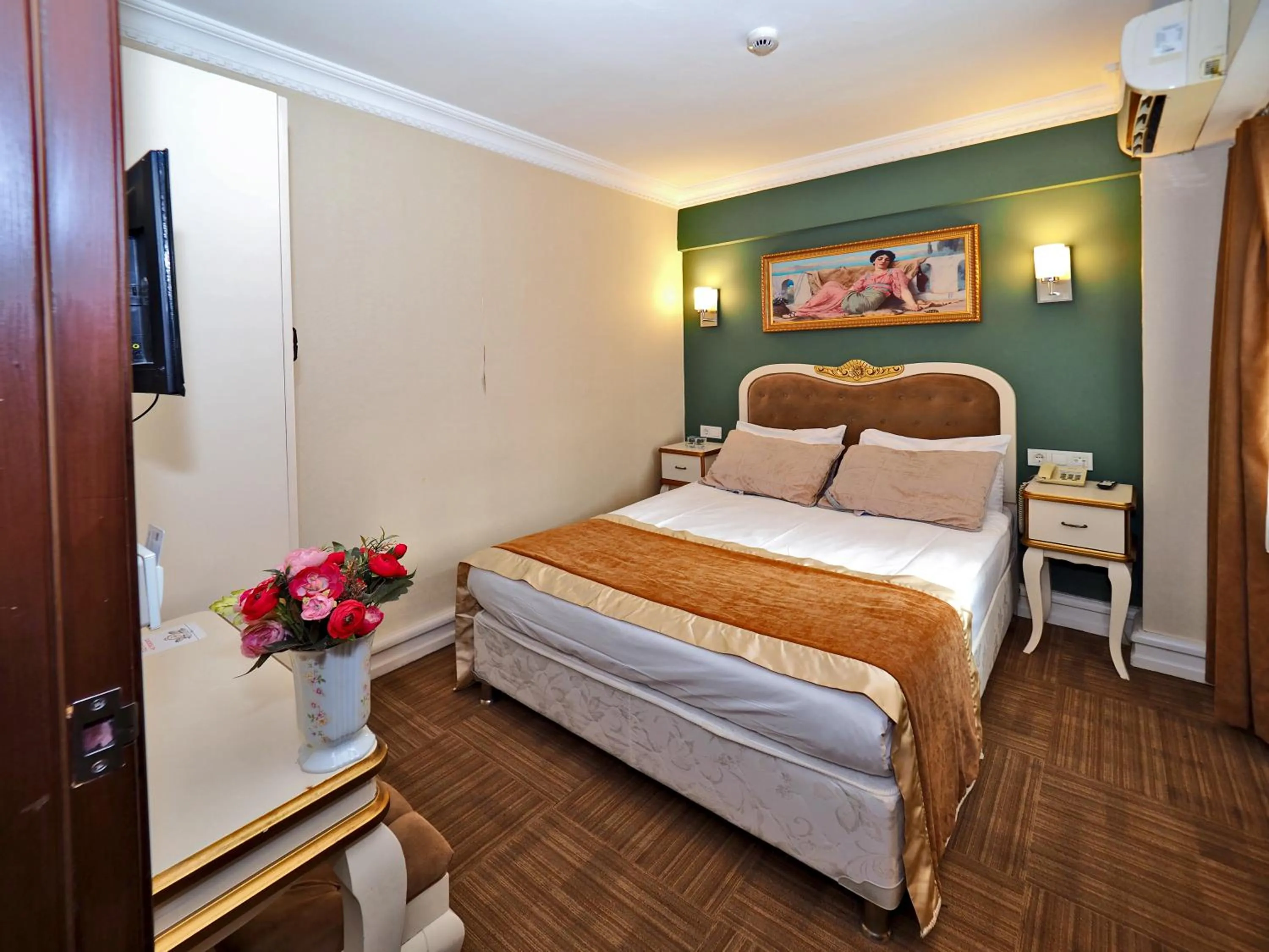 Photo of the whole room, Bed in Elysion Hotel