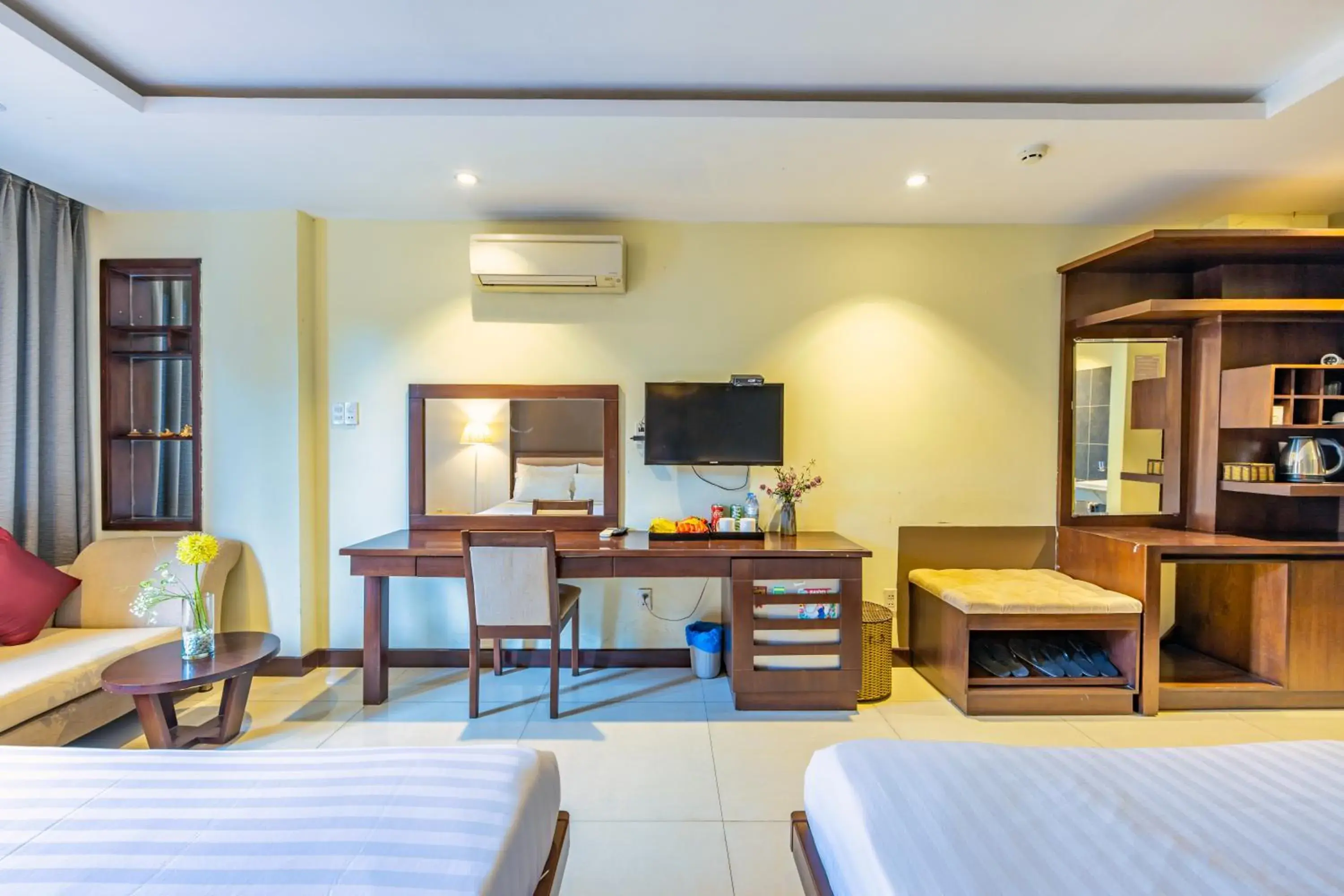 Triple Room in The Noble Swan Central Dong Du Hotel Triple Room in The Noble Swan Central Dong Du Hotel