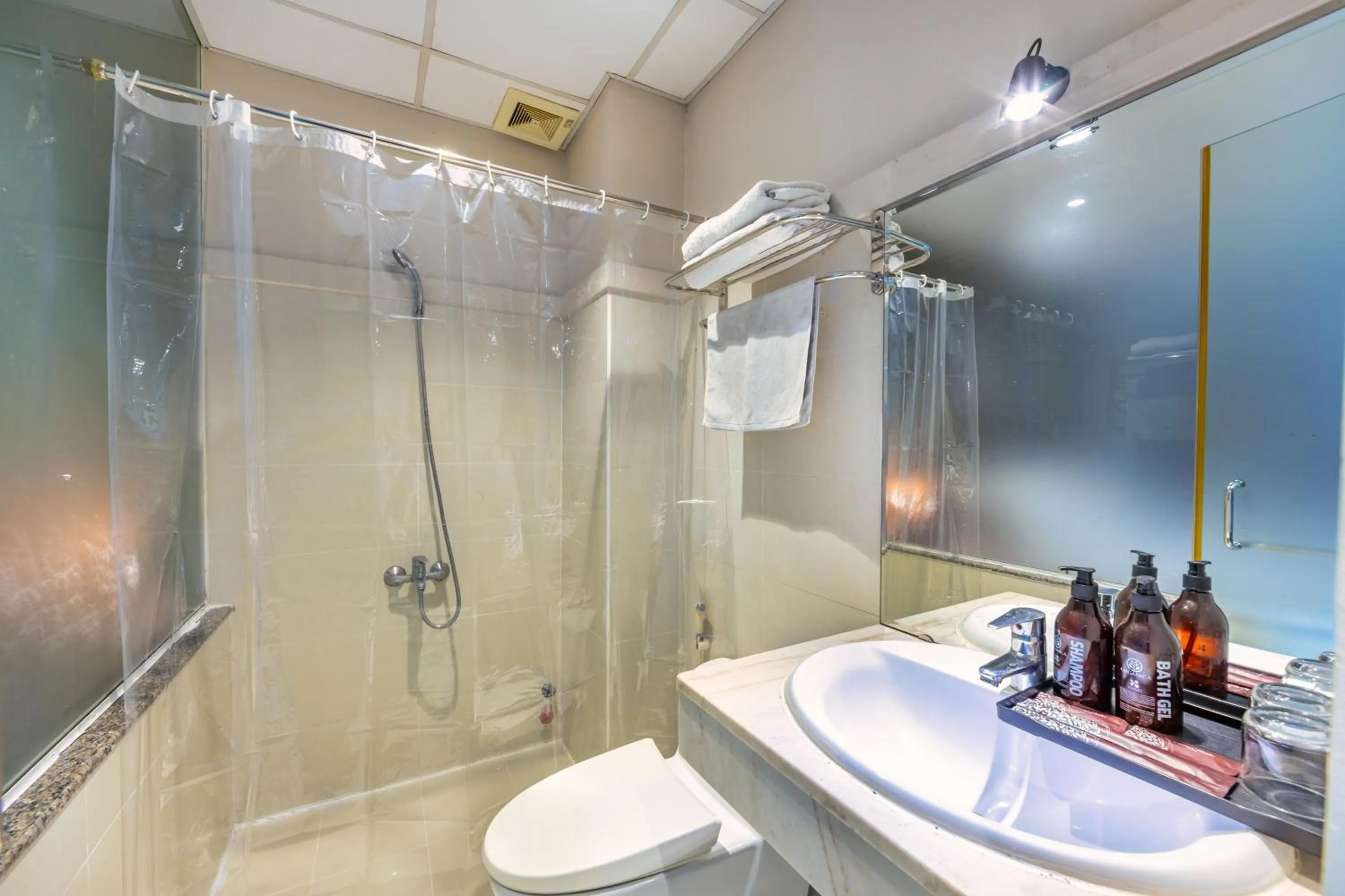 Shower in The Noble Swan Central Dong Du Hotel