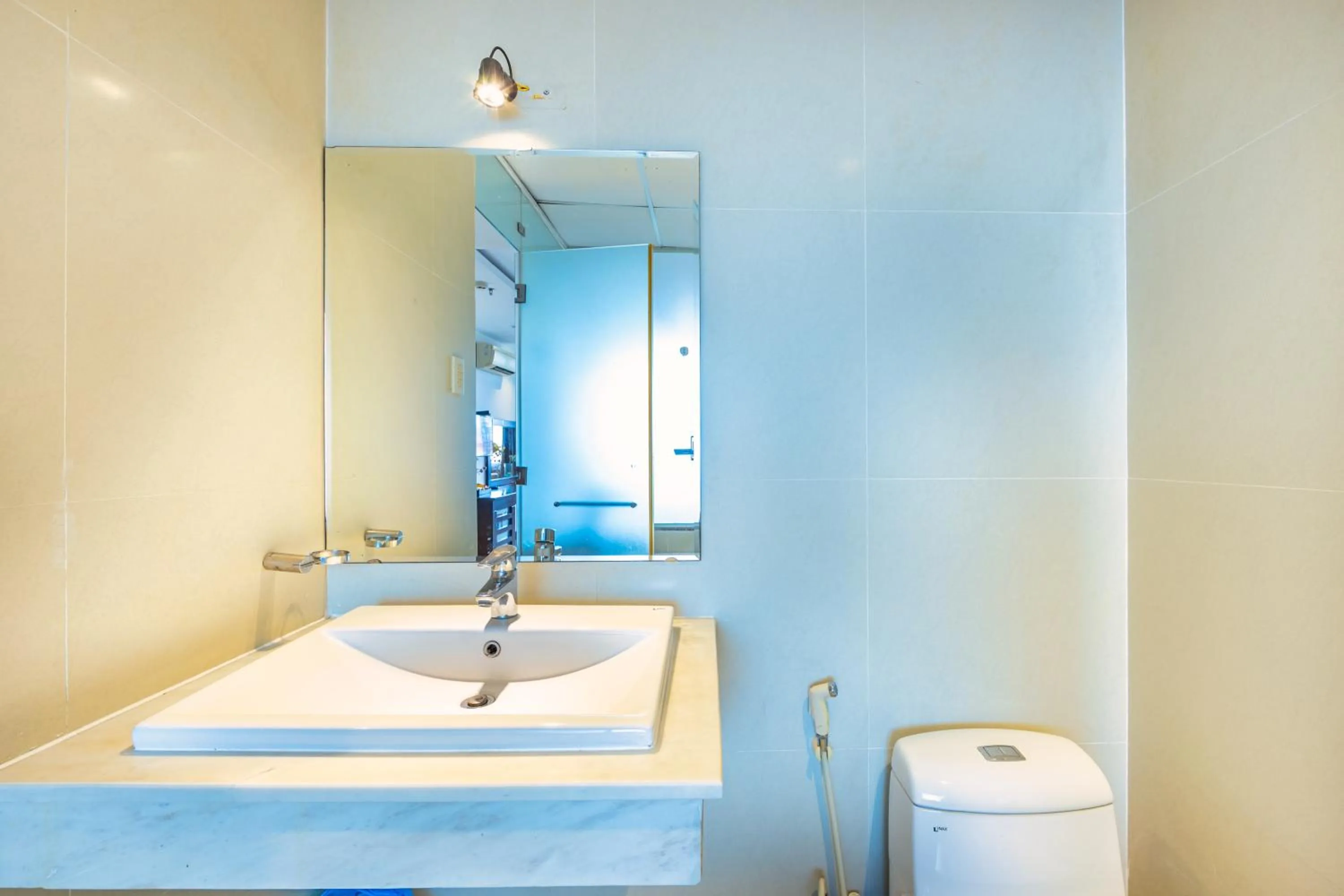 Toilet in The Noble Swan Central Dong Du Hotel