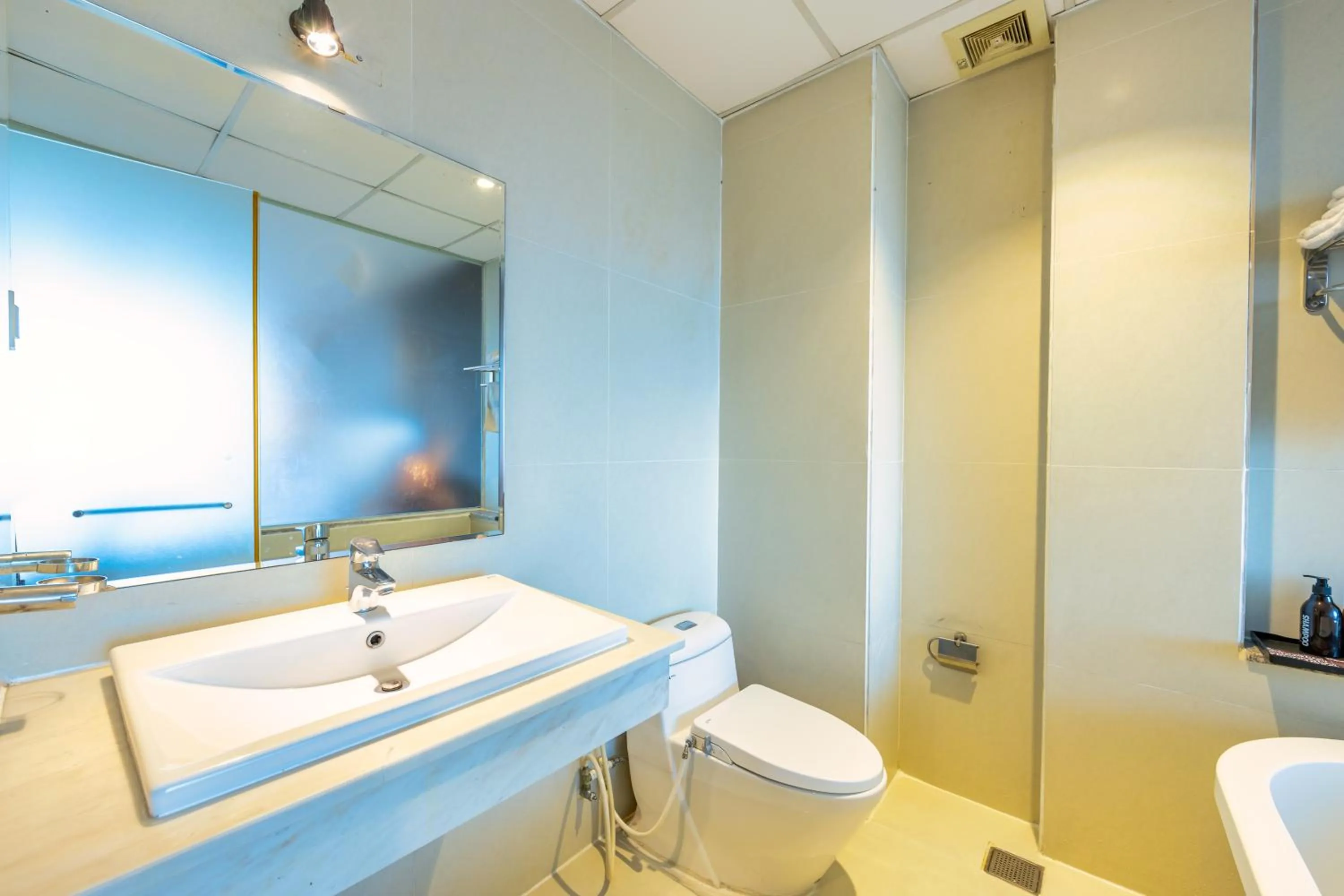 Shower in The Noble Swan Central Dong Du Hotel