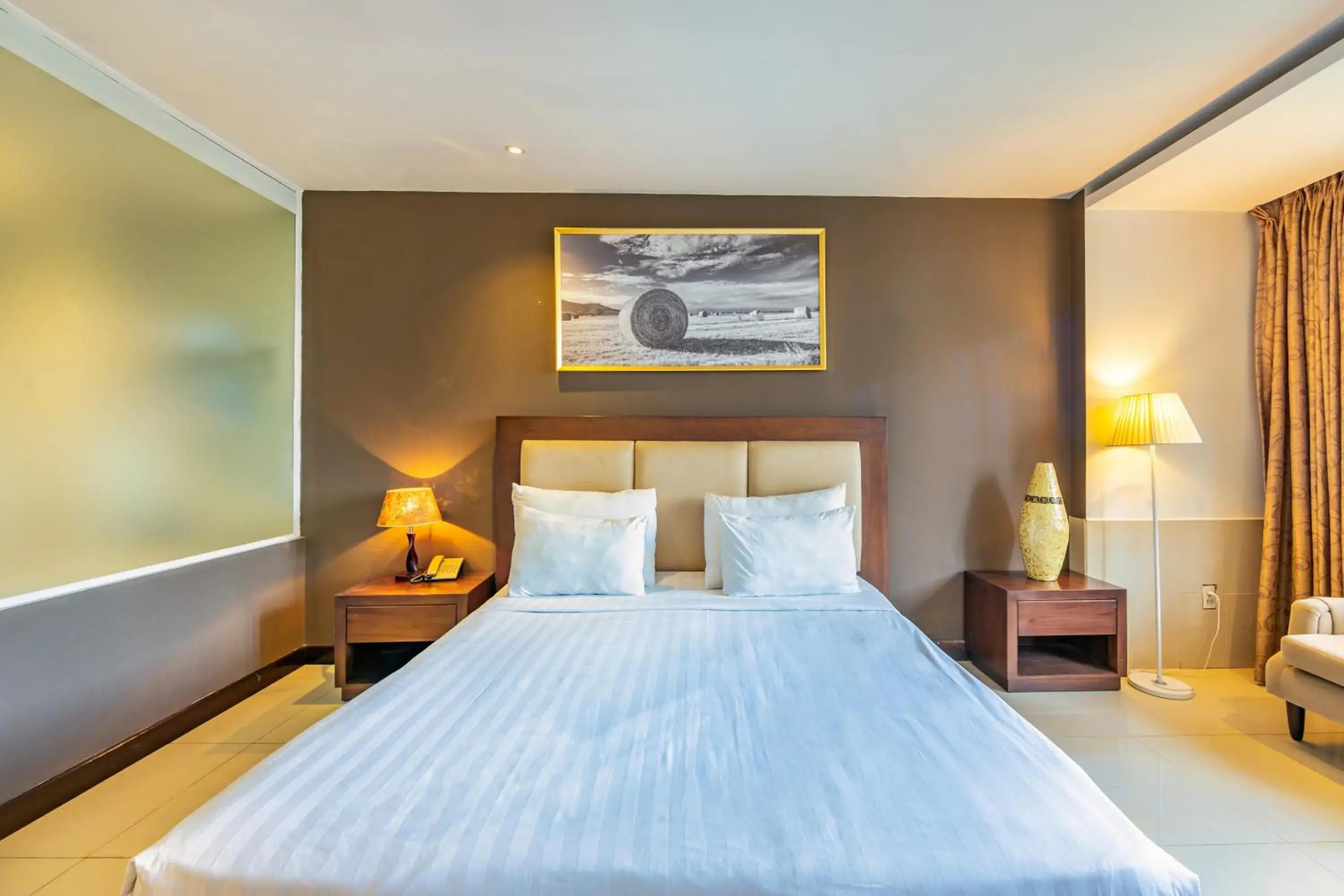 Bedroom in The Noble Swan Central Dong Du Hotel Bedroom in The Noble Swan Central Dong Du Hotel