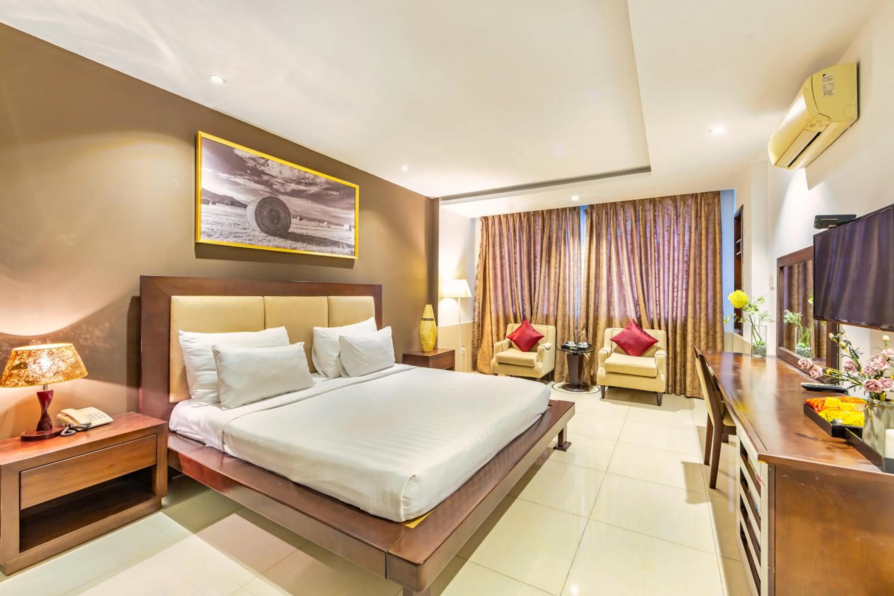 Photo of the whole room in The Noble Swan Central Dong Du Hotel