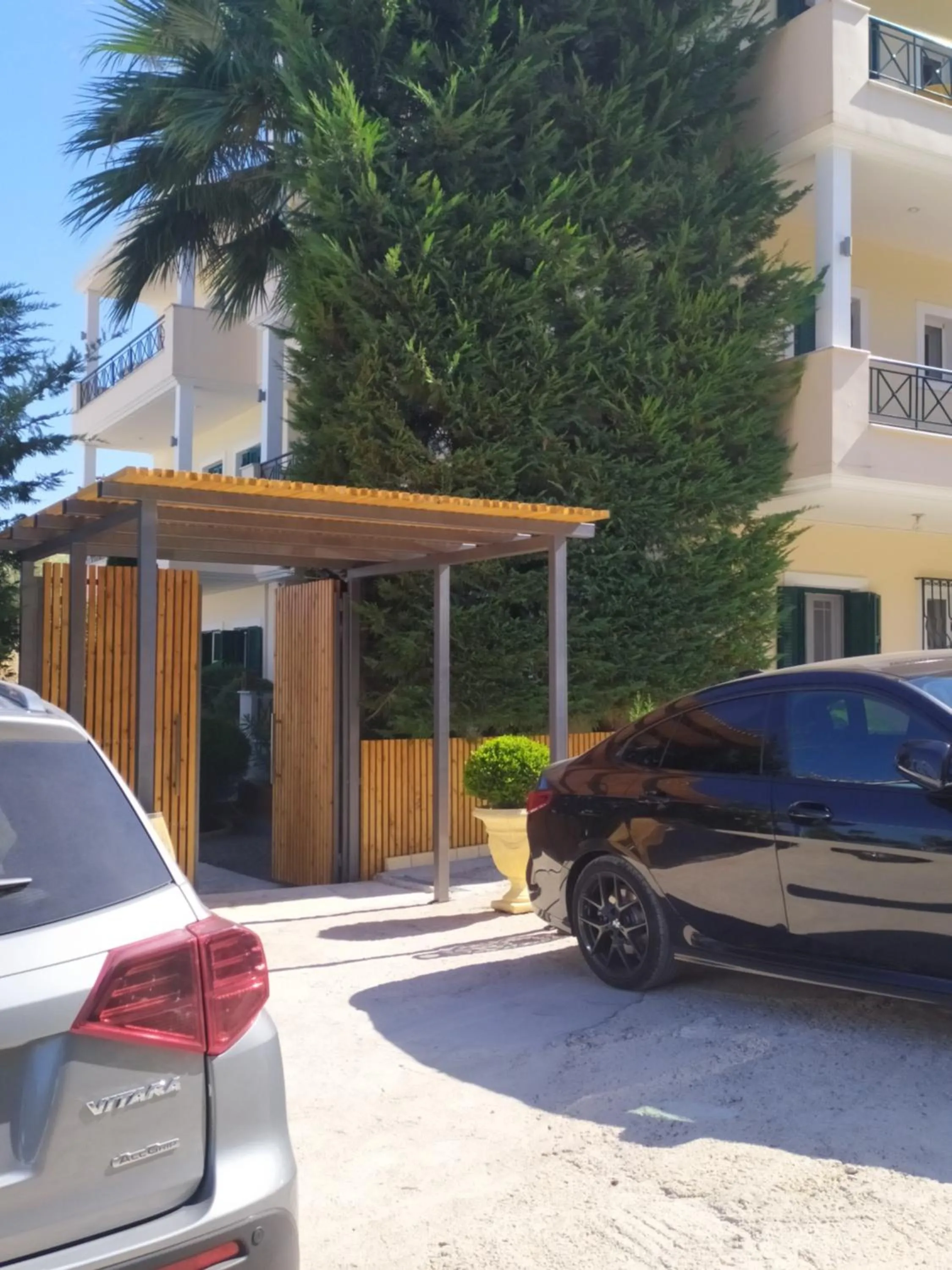 Parking in Katsenos studios