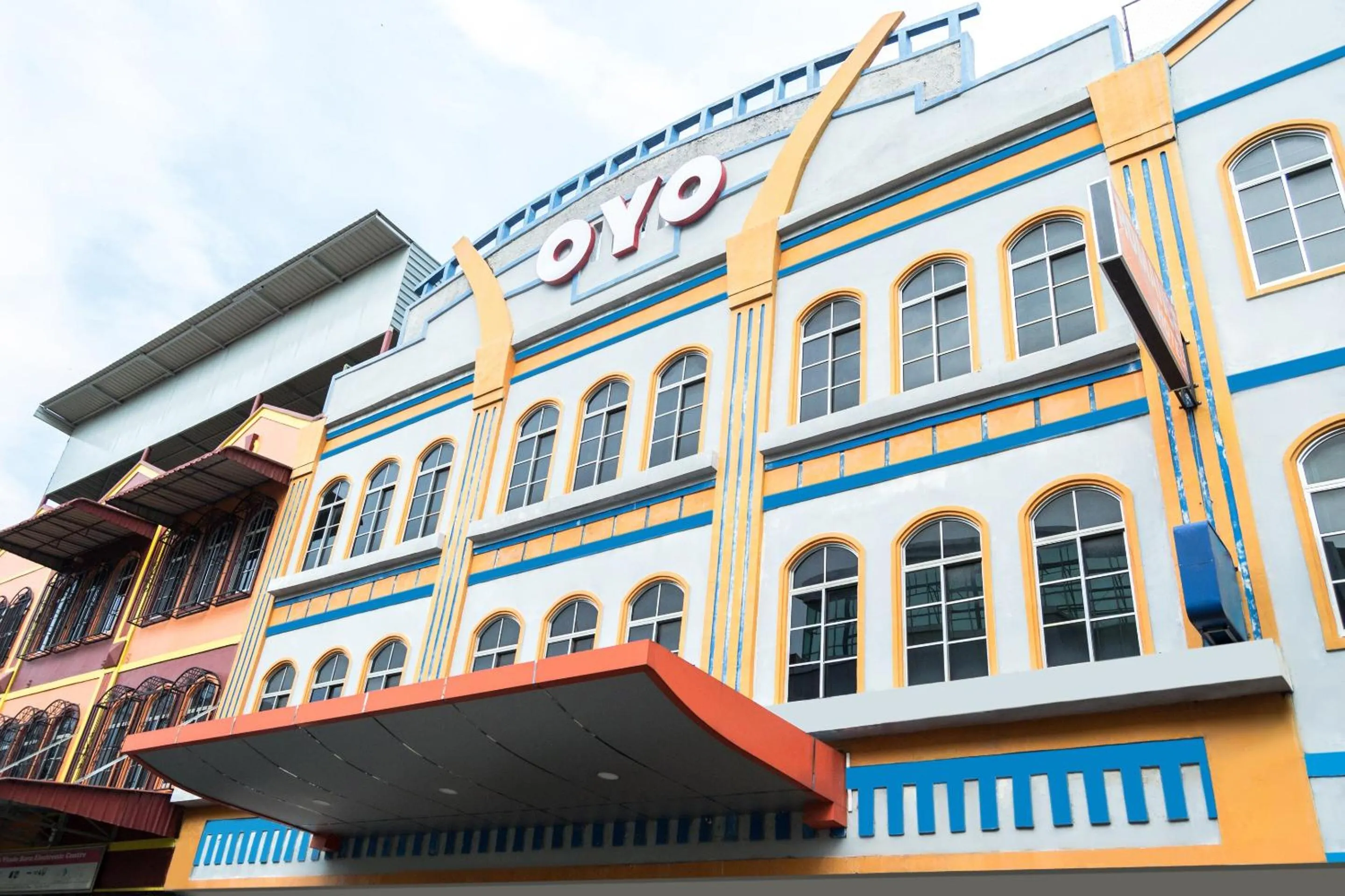 Facade/entrance in Capital O 664 Romance Hotel