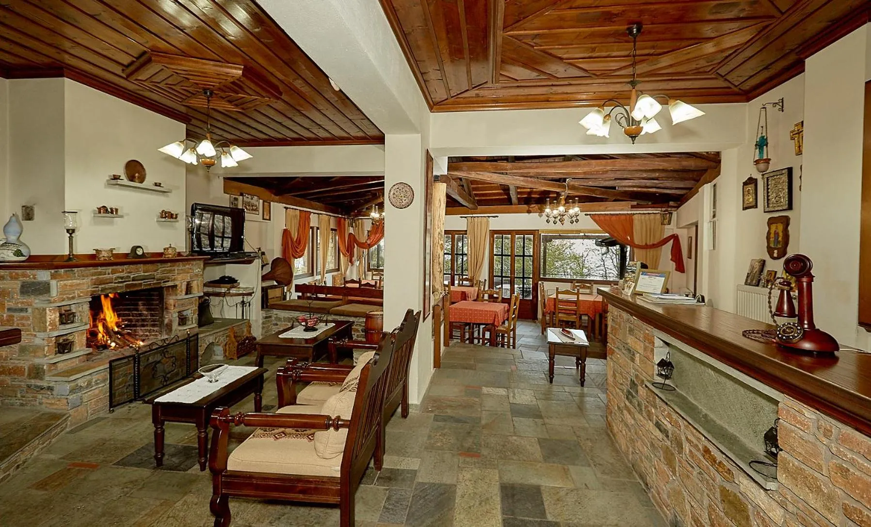 Communal lounge/ TV room in Hotel Atrapos