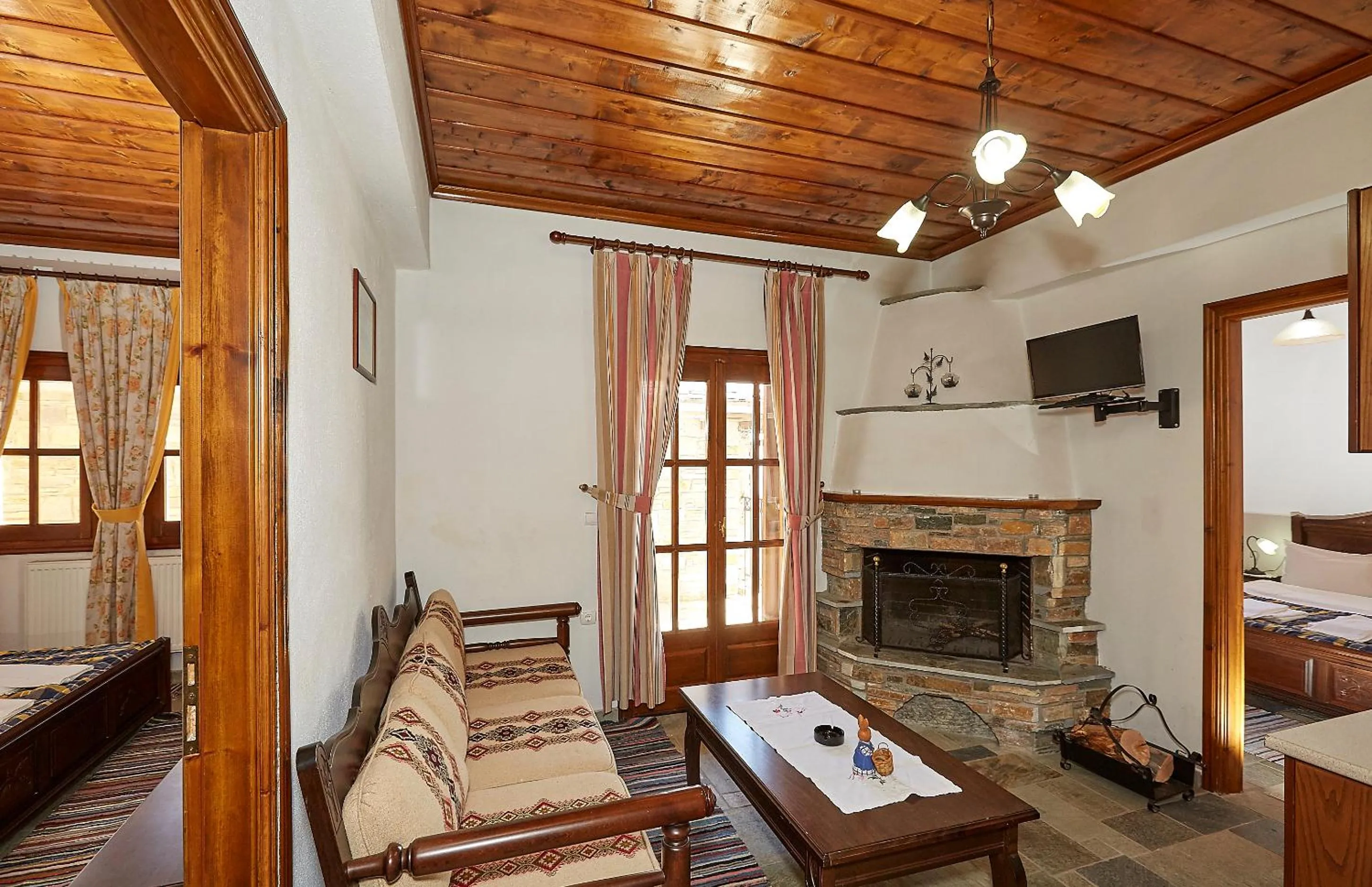 Balcony/Terrace, Bed in Hotel Atrapos