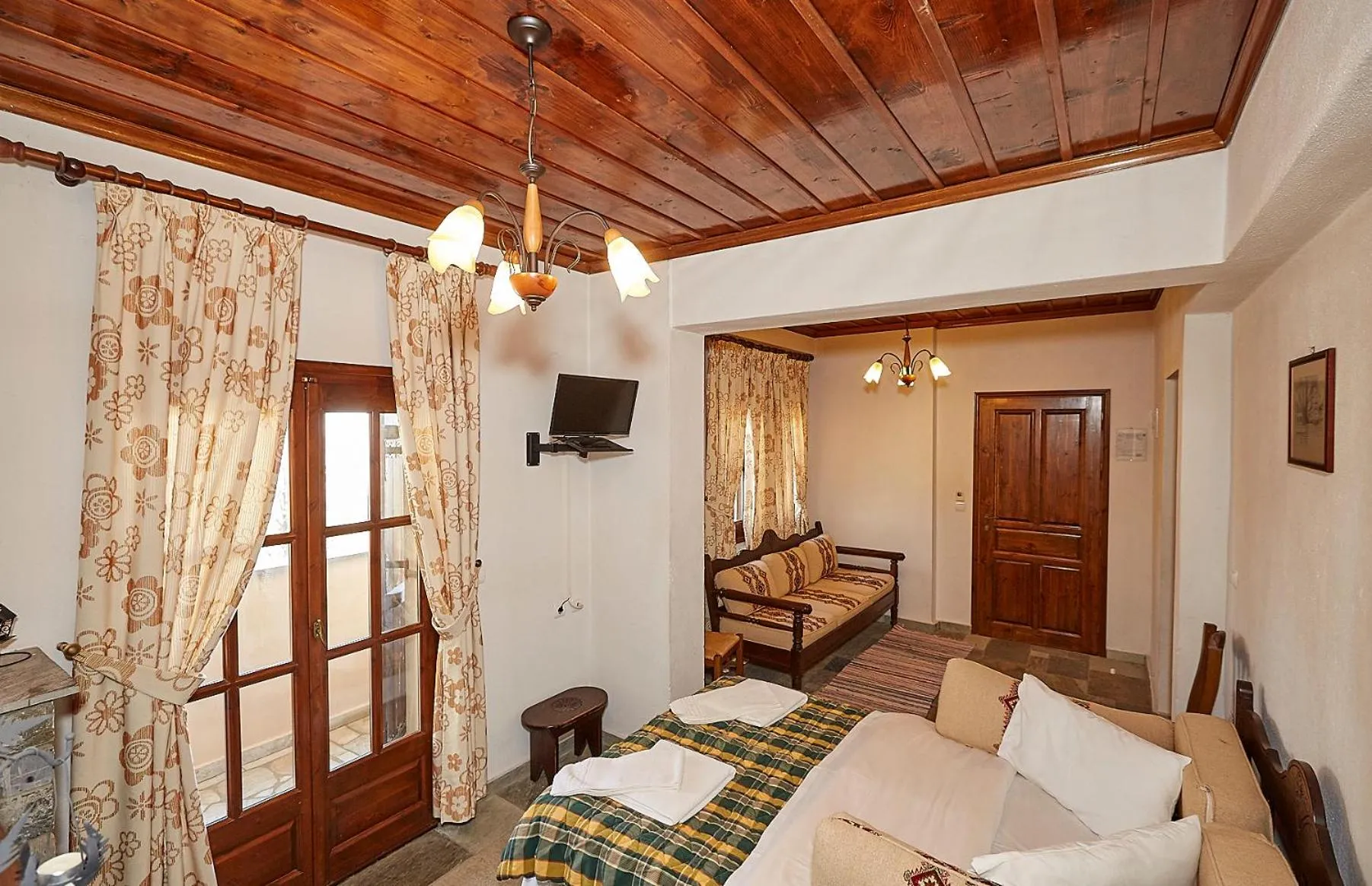 TV and multimedia, Bed in Hotel Atrapos