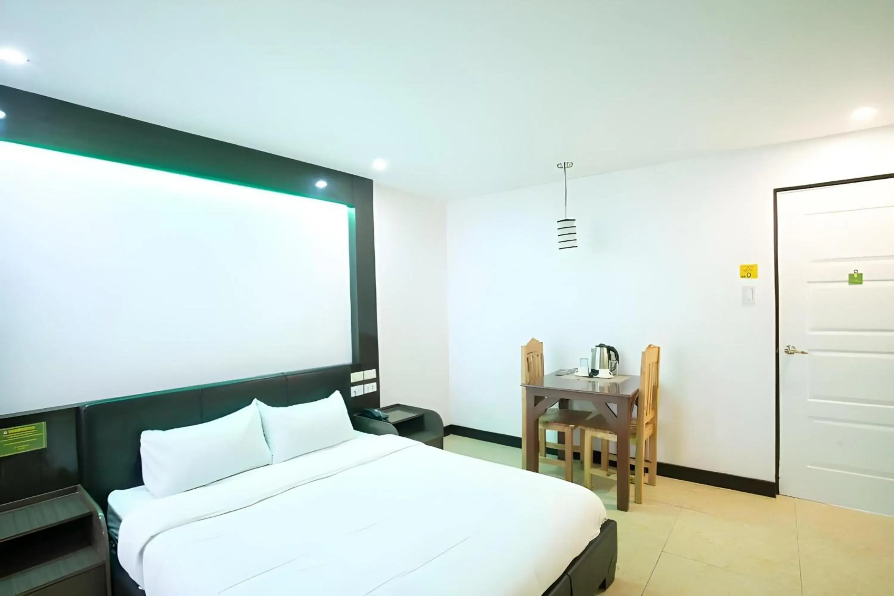 Photo of the whole room, Bed in OYO 195 Ranchotel - Biñan Photo of the whole room, Bed in OYO 195 Ranchotel - Biñan