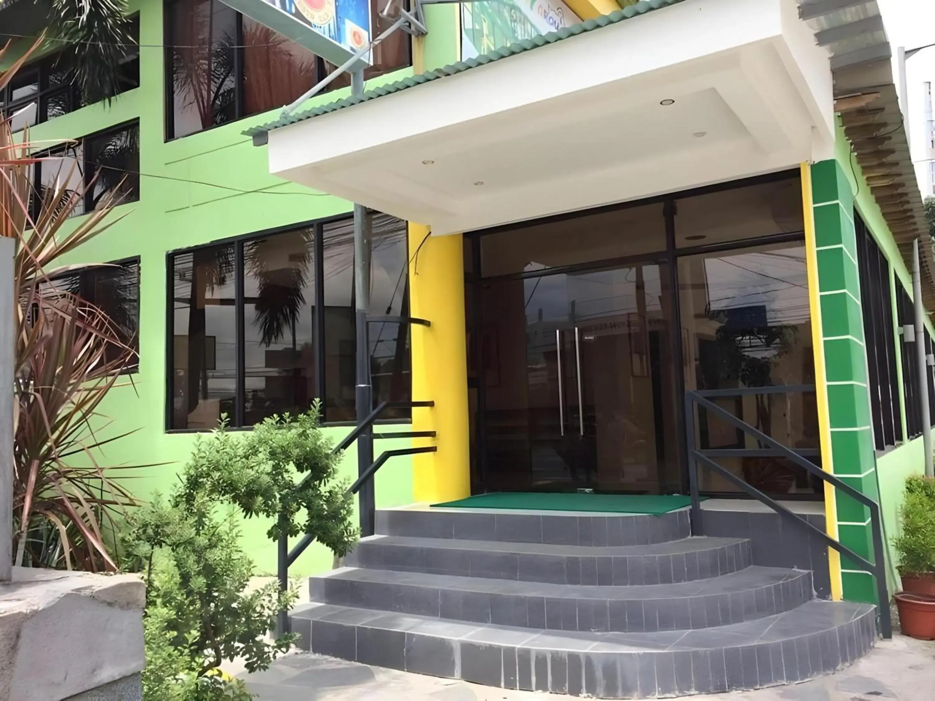 Facade/entrance in OYO 195 Ranchotel - Biñan Facade/entrance in OYO 195 Ranchotel - Biñan