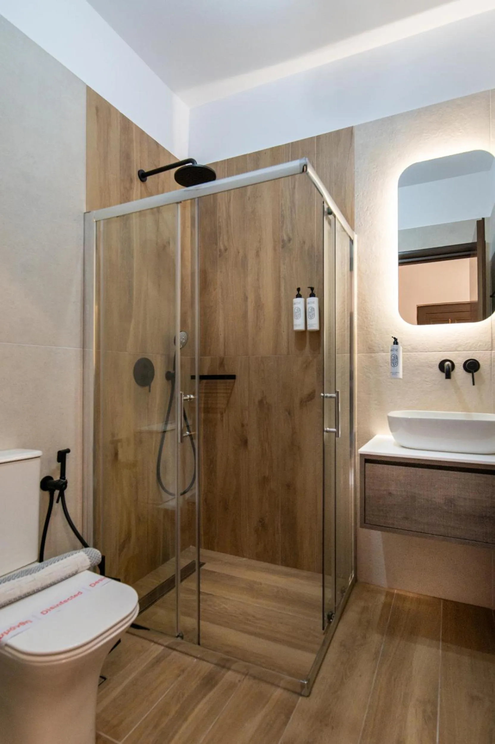 Shower in Villa Gereoudis SeaView Apartments-Pool & Bar