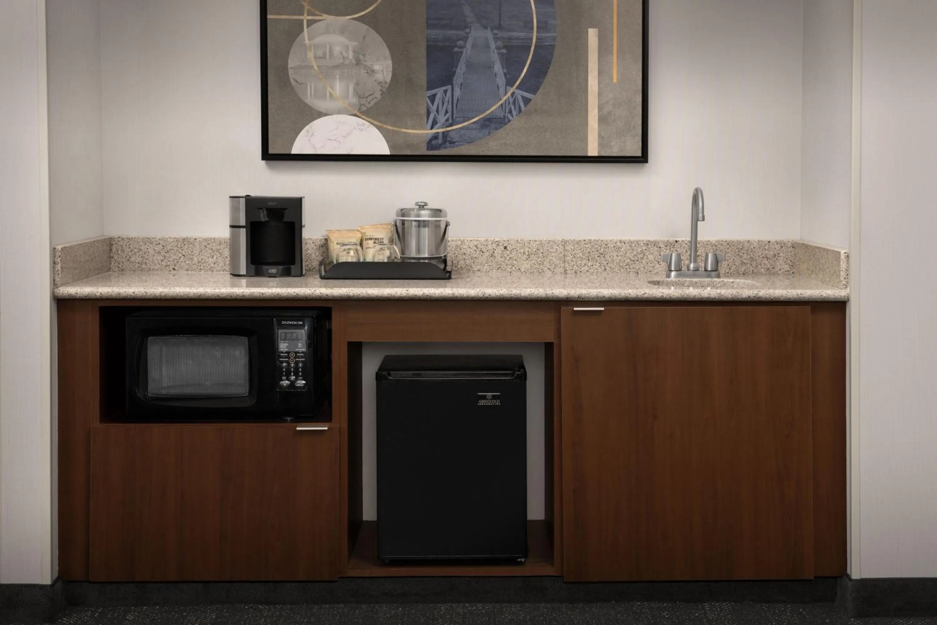 Lounge or bar in Courtyard Syracuse Downtown at Armory Square