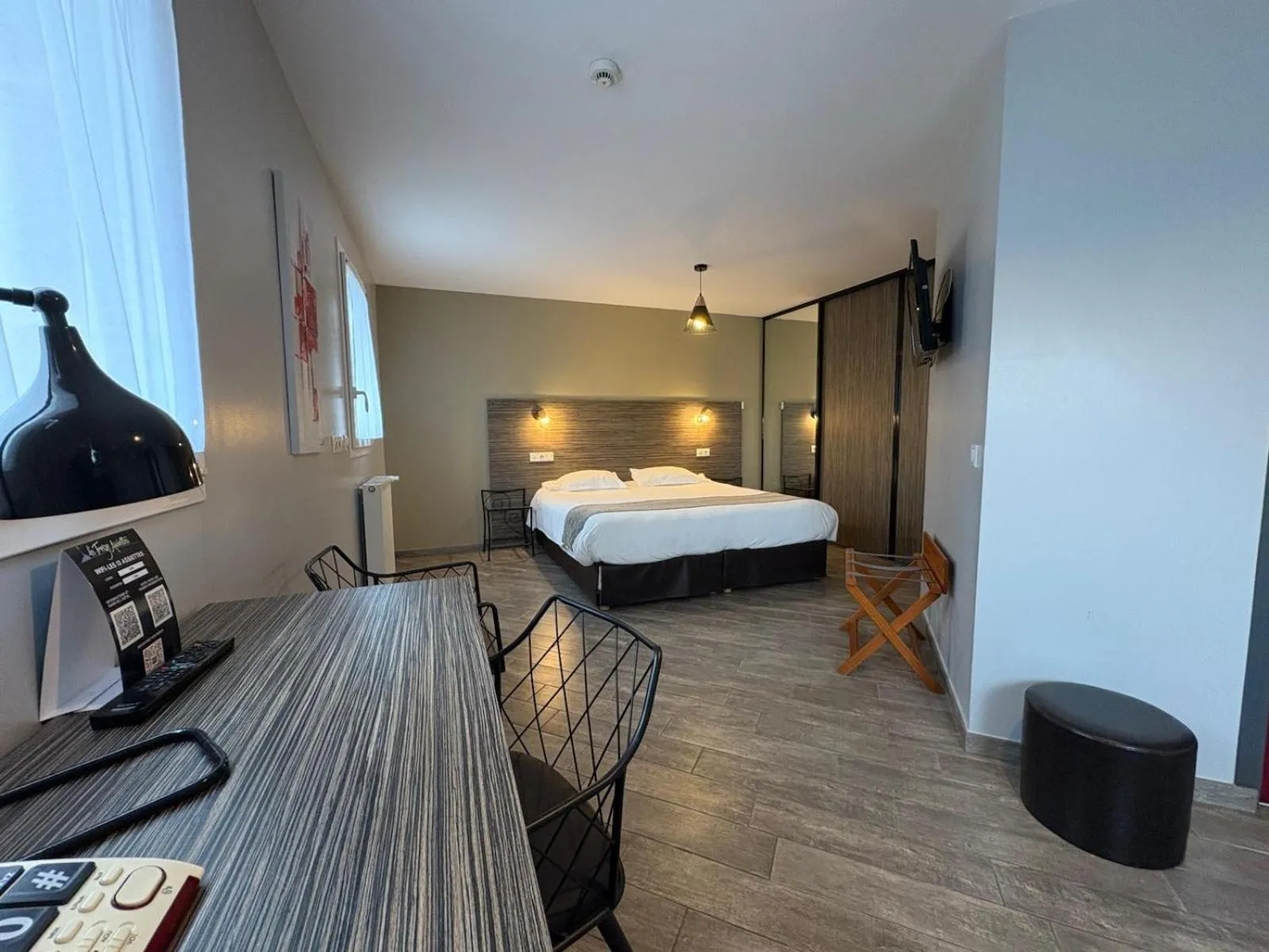 Bedroom, Bed in Les Treize Assiettes - Hôtel & Restaurant