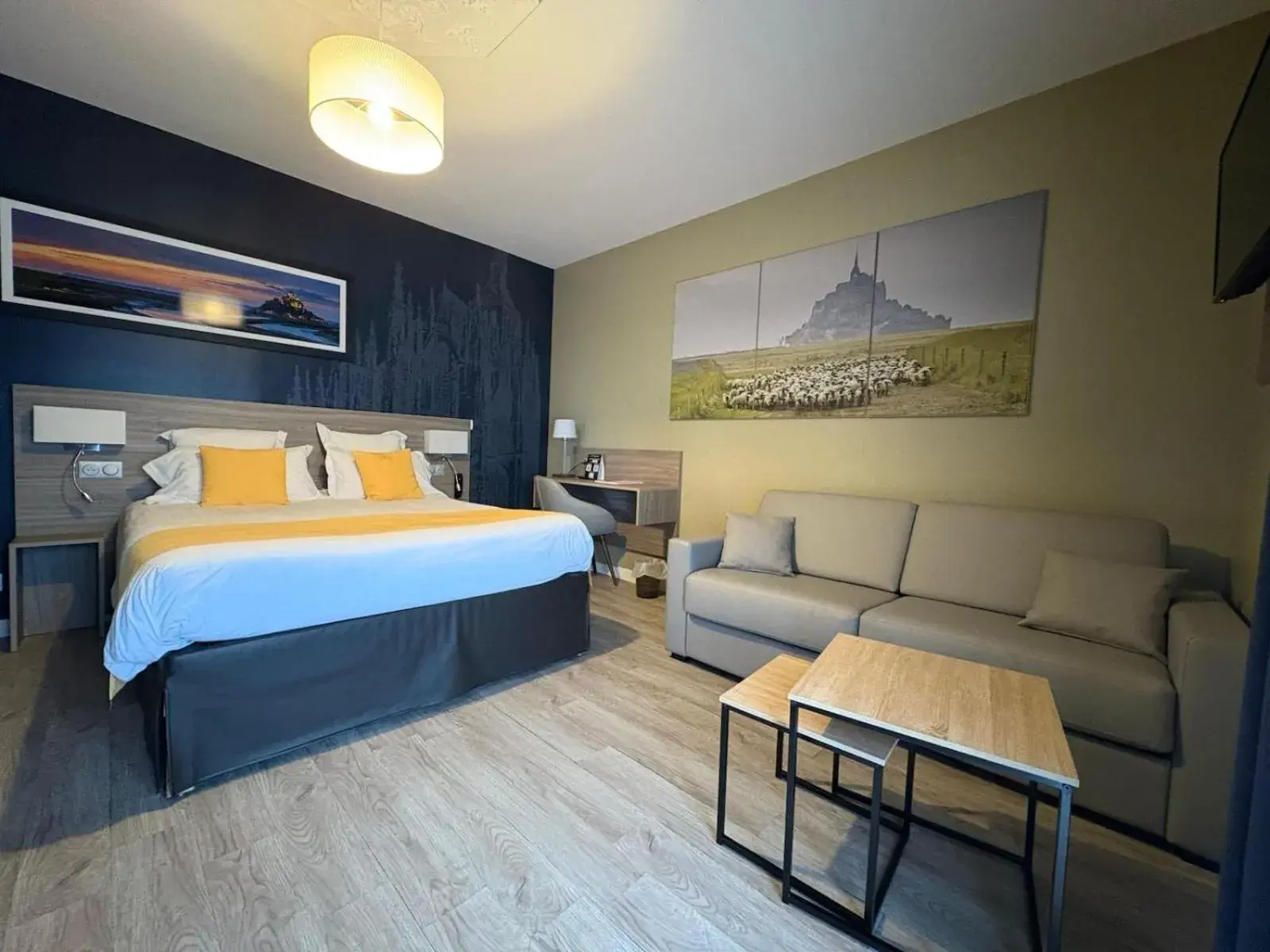 Superior Quadruple Room in Les Treize Assiettes - Hôtel & Restaurant Superior Quadruple Room in Les Treize Assiettes - Hôtel & Restaurant