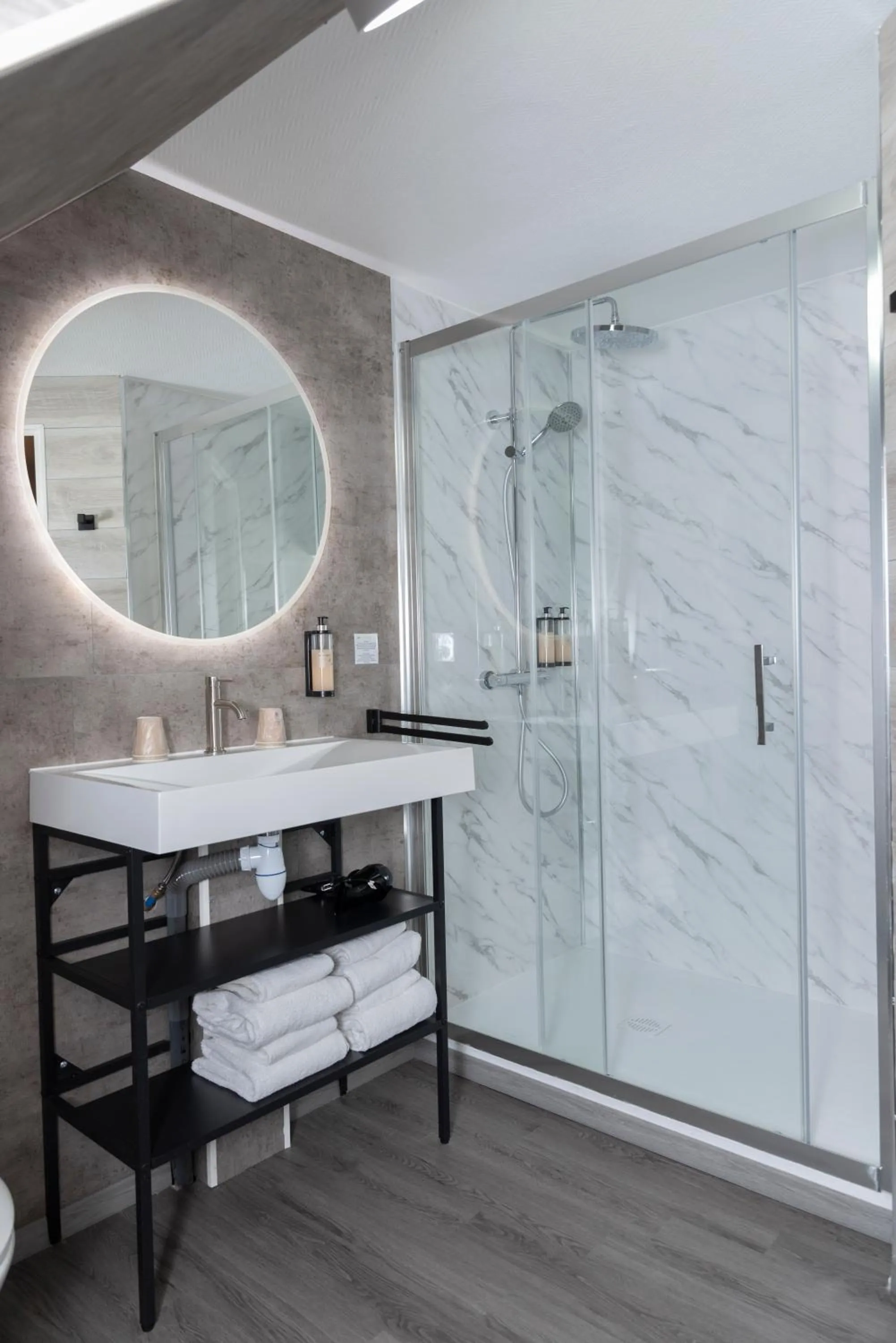 Bathroom in Les Treize Assiettes - Hôtel & Restaurant