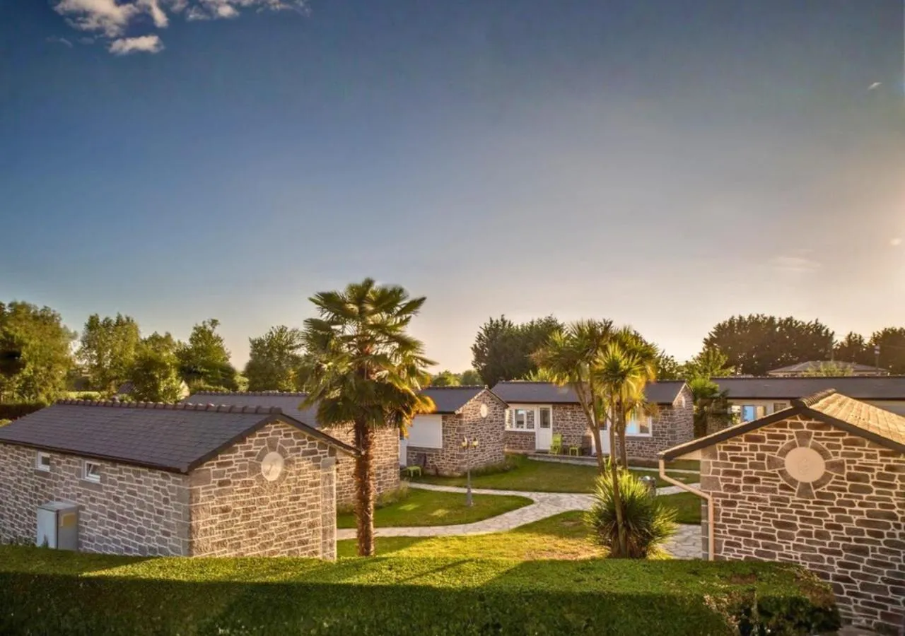 Property building in Les Treize Assiettes - Hôtel & Restaurant