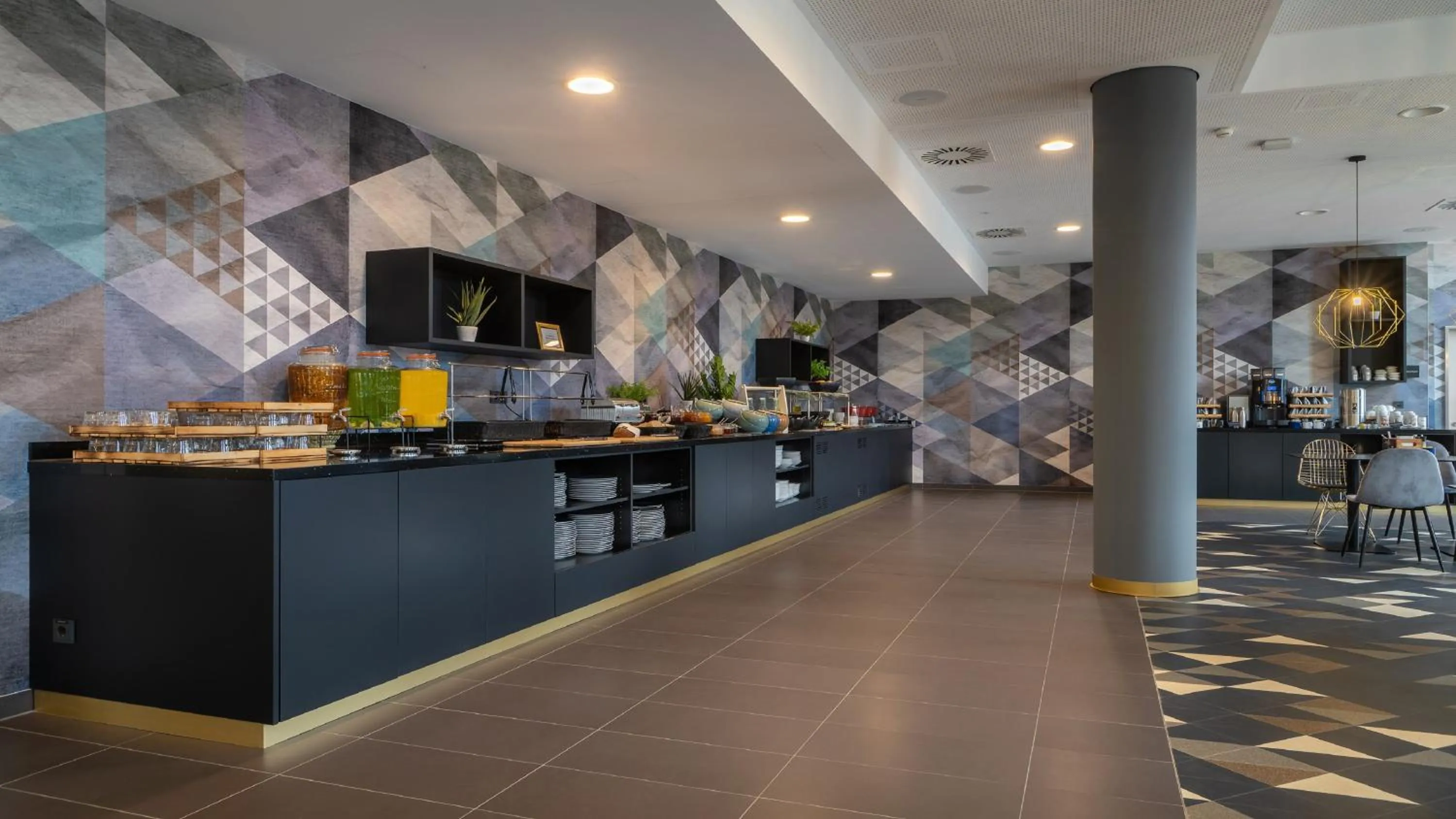 Restaurant/places to eat in Holiday Inn - the niu, Ridge Halle Central Station by IHG