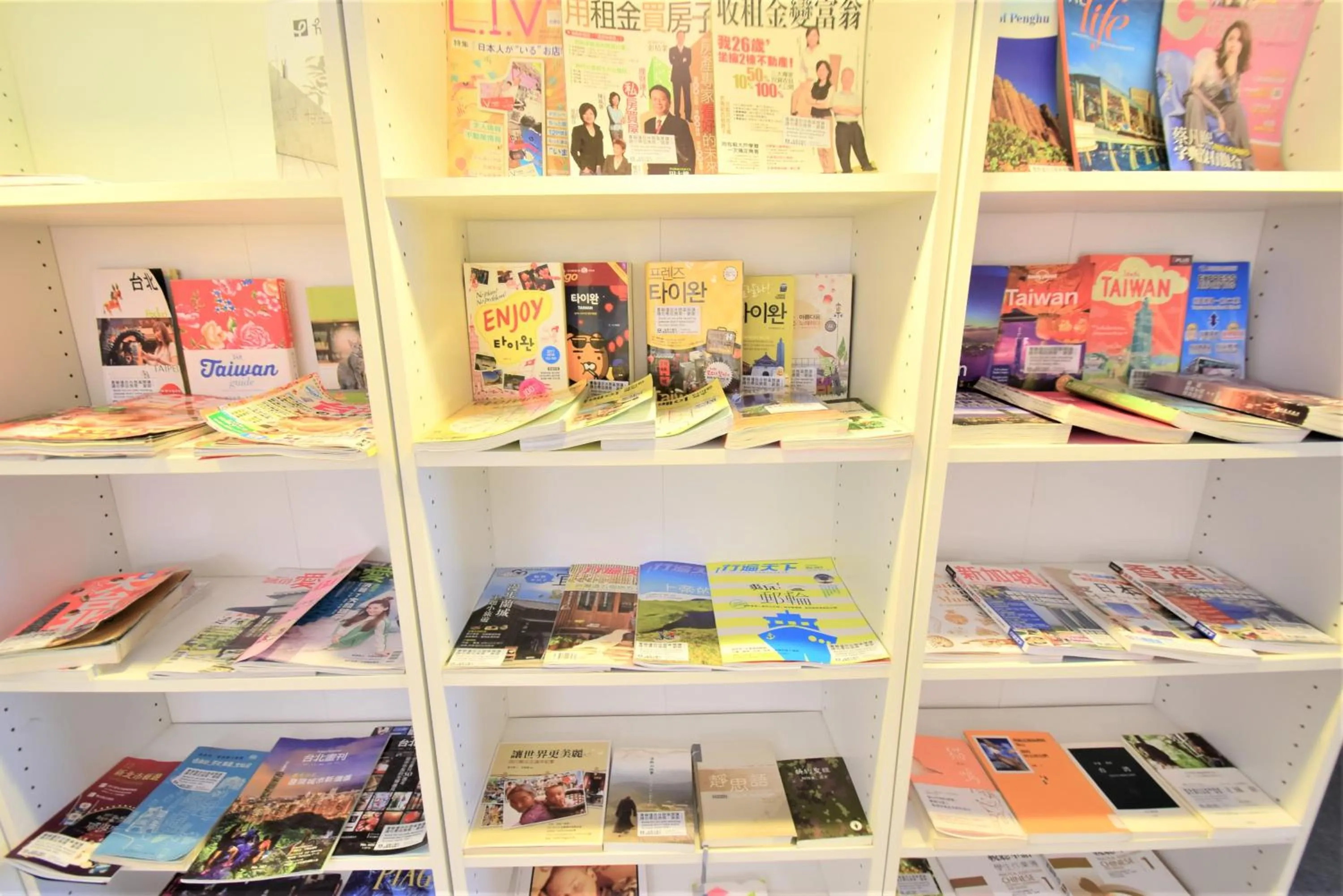 Library in Inn Cube - Taipei Main Station