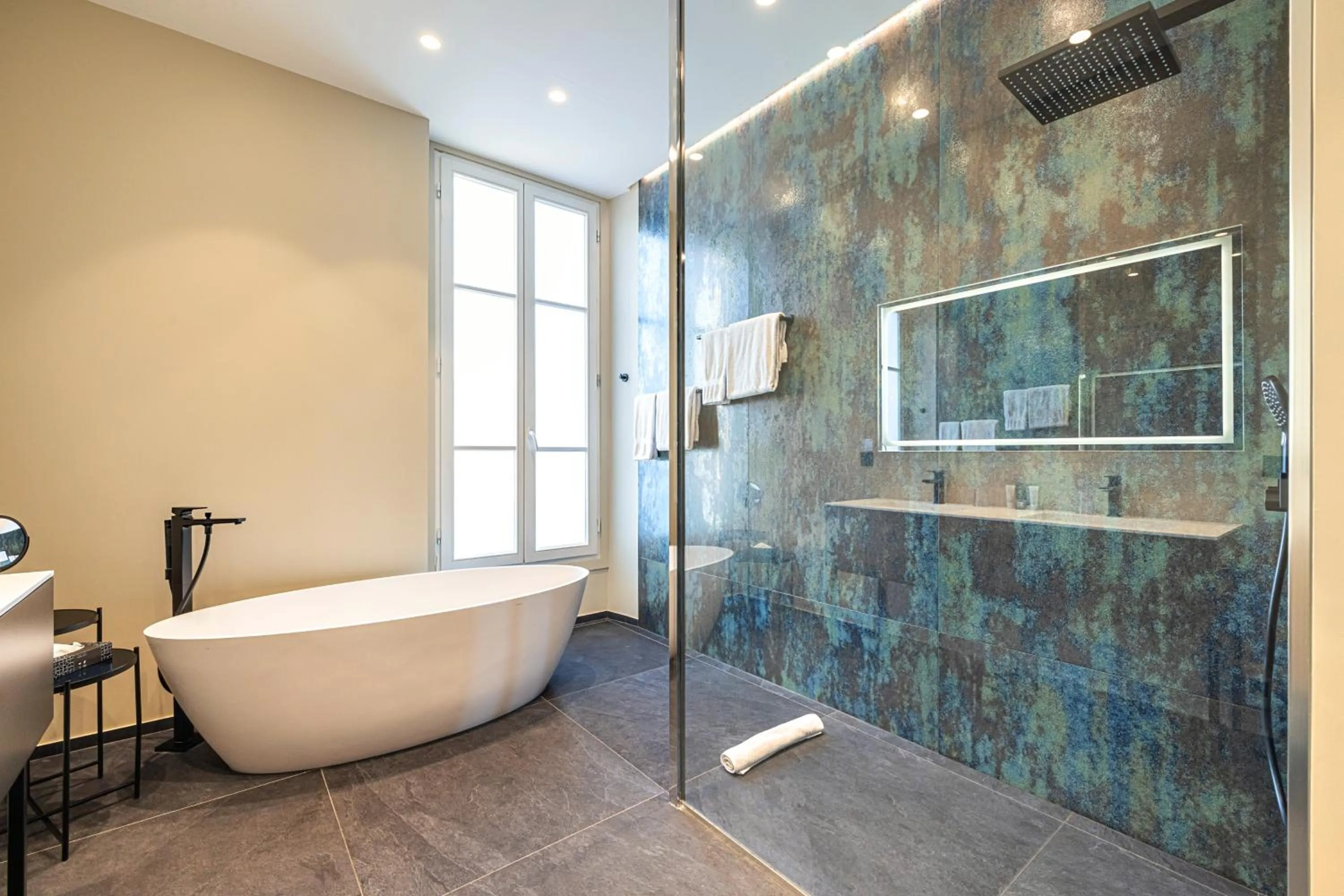 Shower in Hôtel Apollinaire Nice