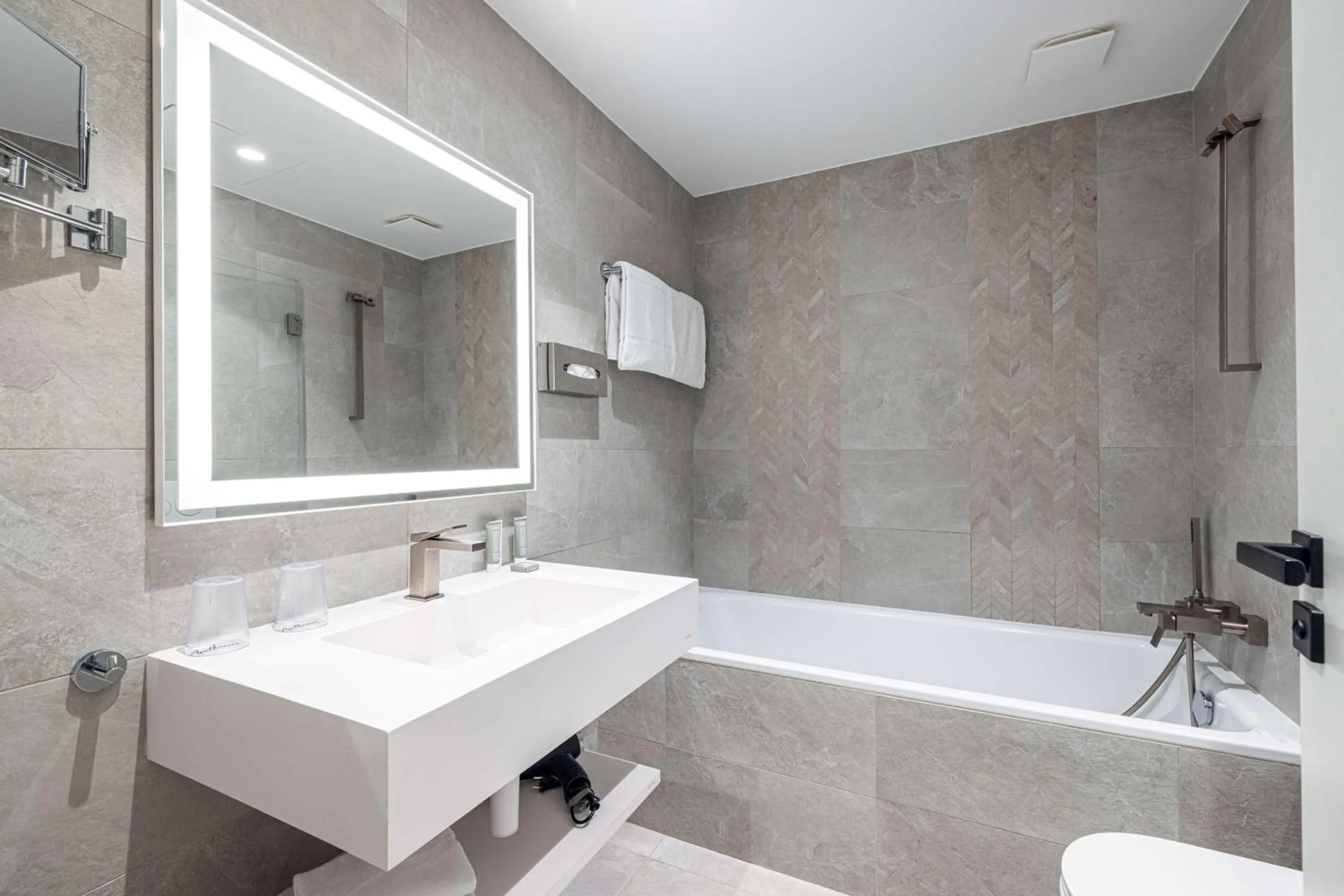 Bathroom in Hôtel Apollinaire Nice