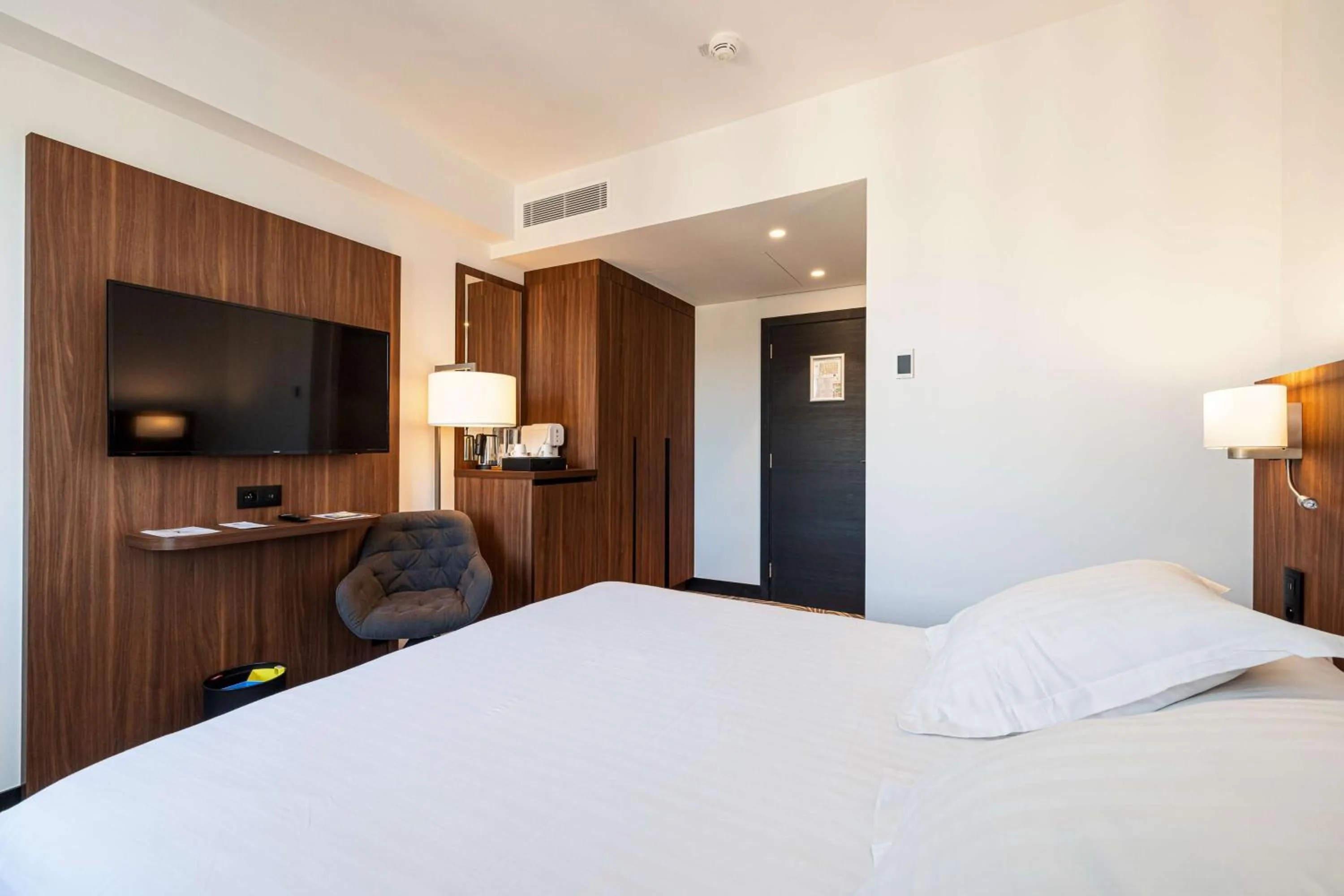 Bedroom, Bed in Hôtel Apollinaire Nice