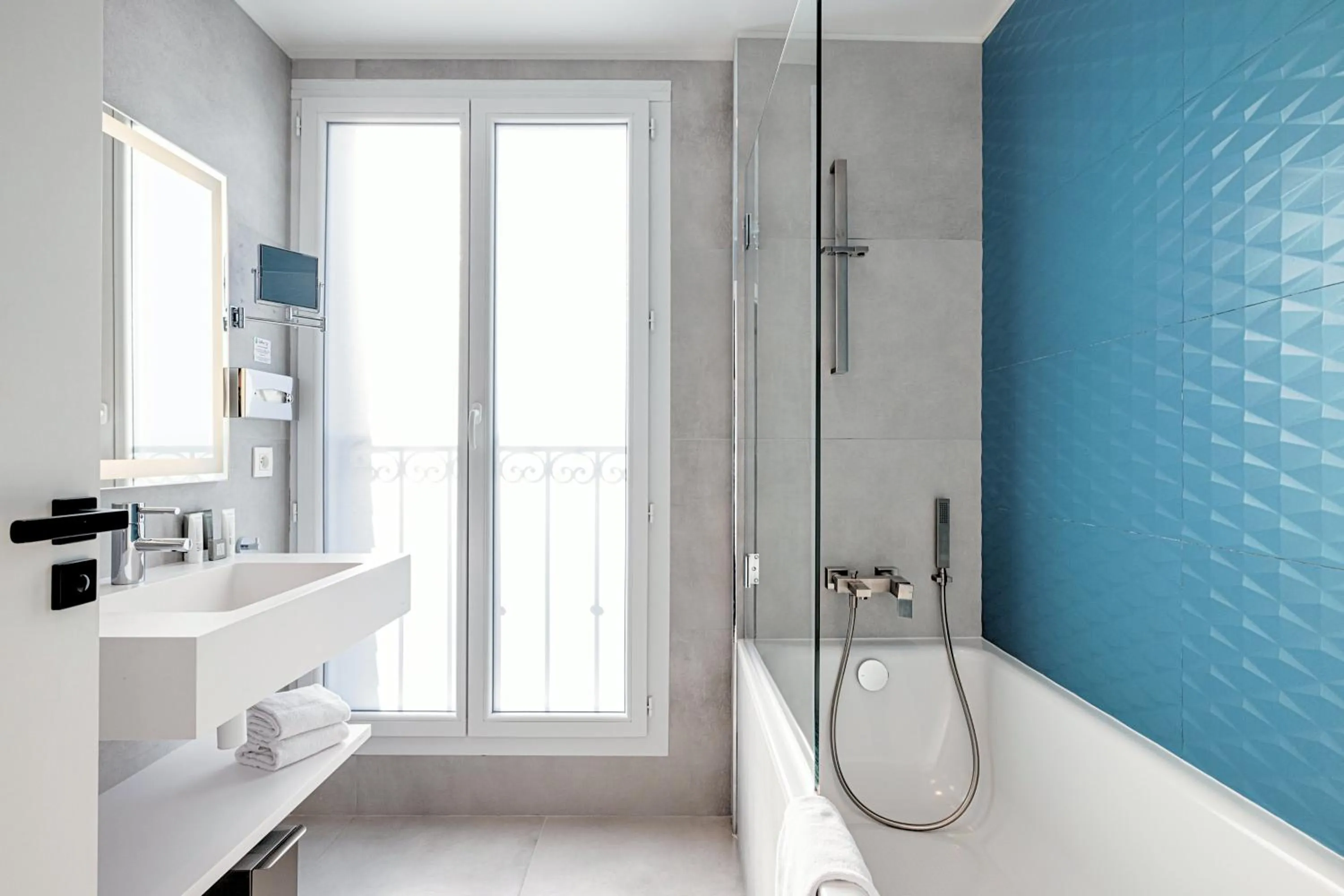 Bath in Hôtel Apollinaire Nice