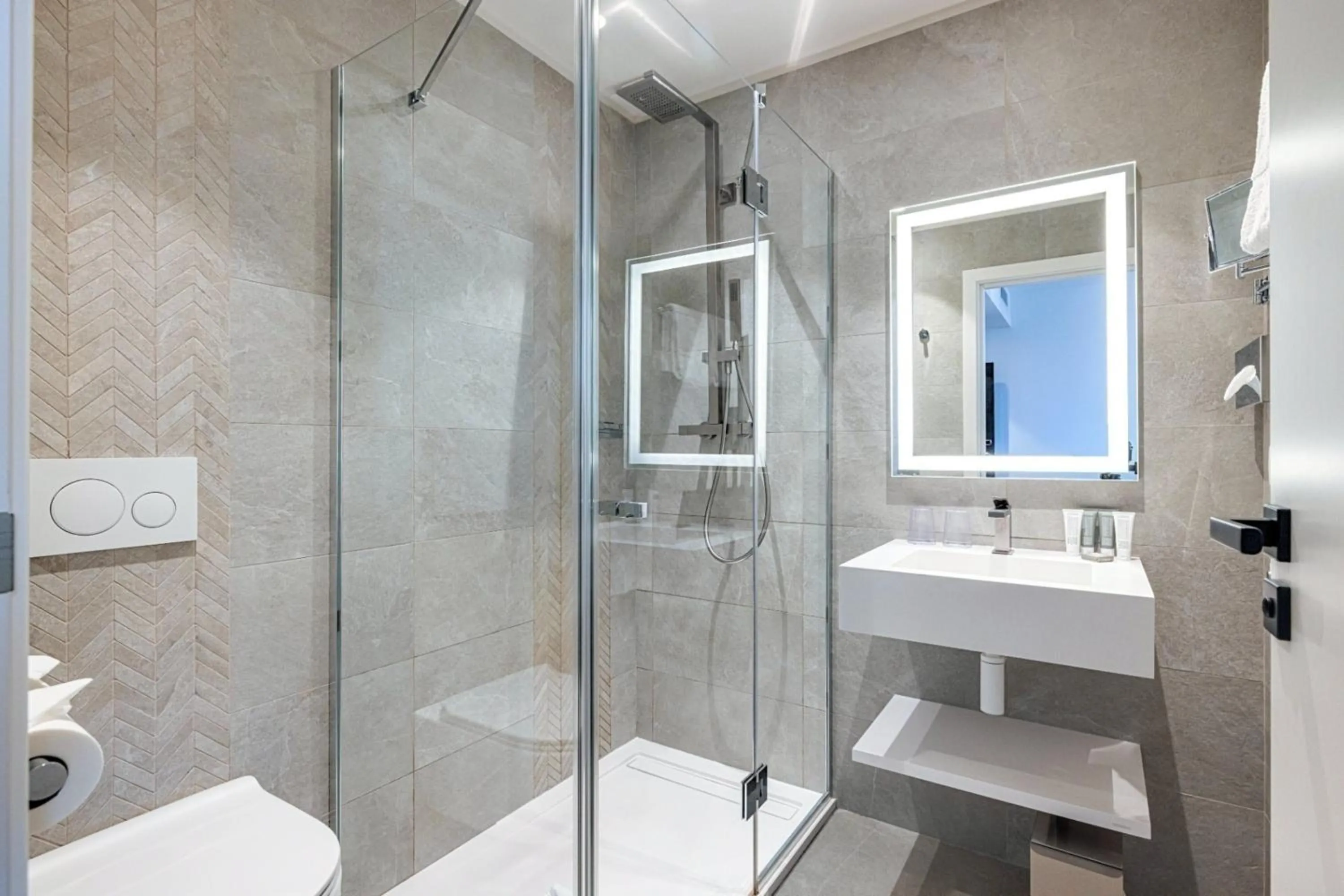 Shower in Hôtel Apollinaire Nice