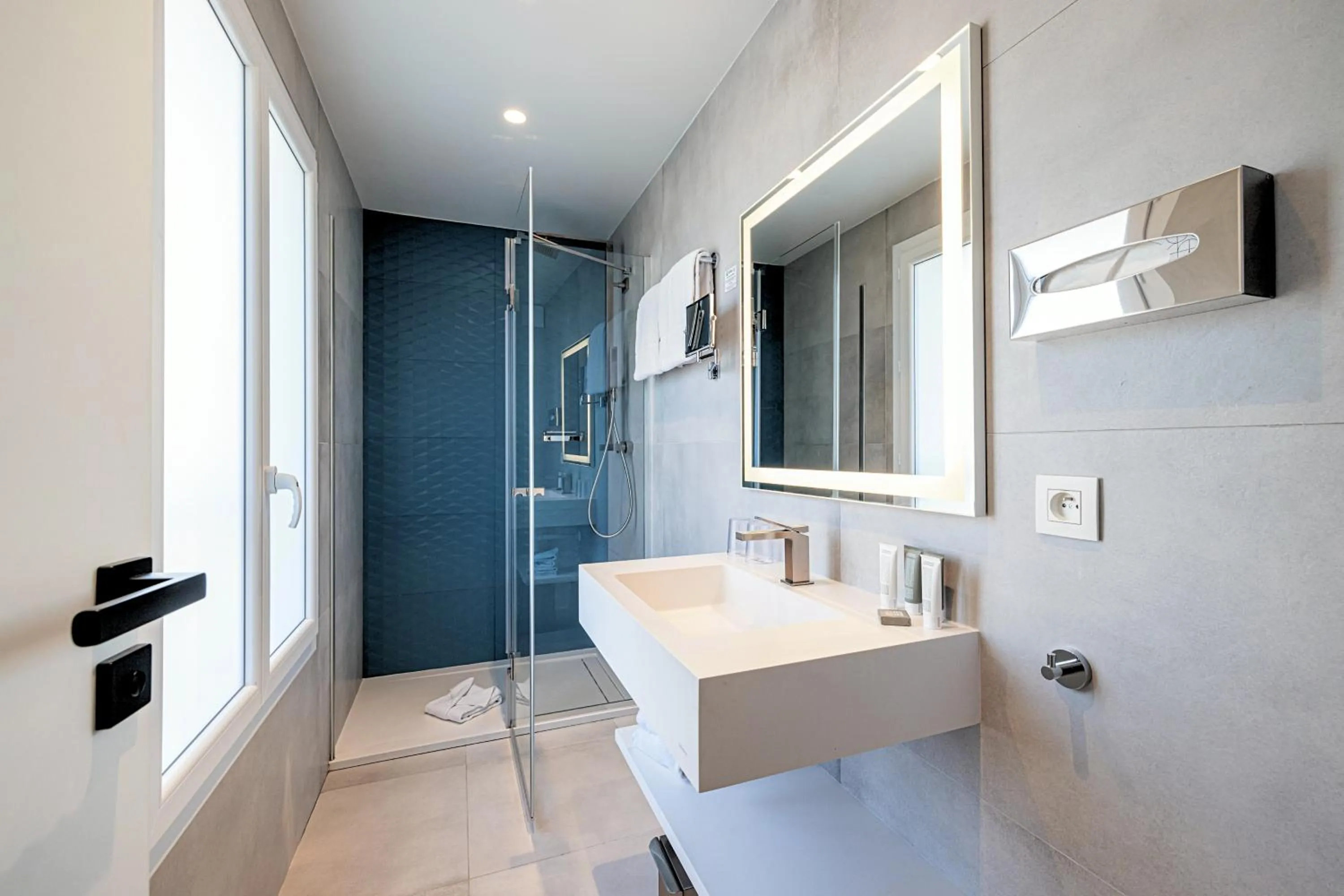 Shower in Hôtel Apollinaire Nice