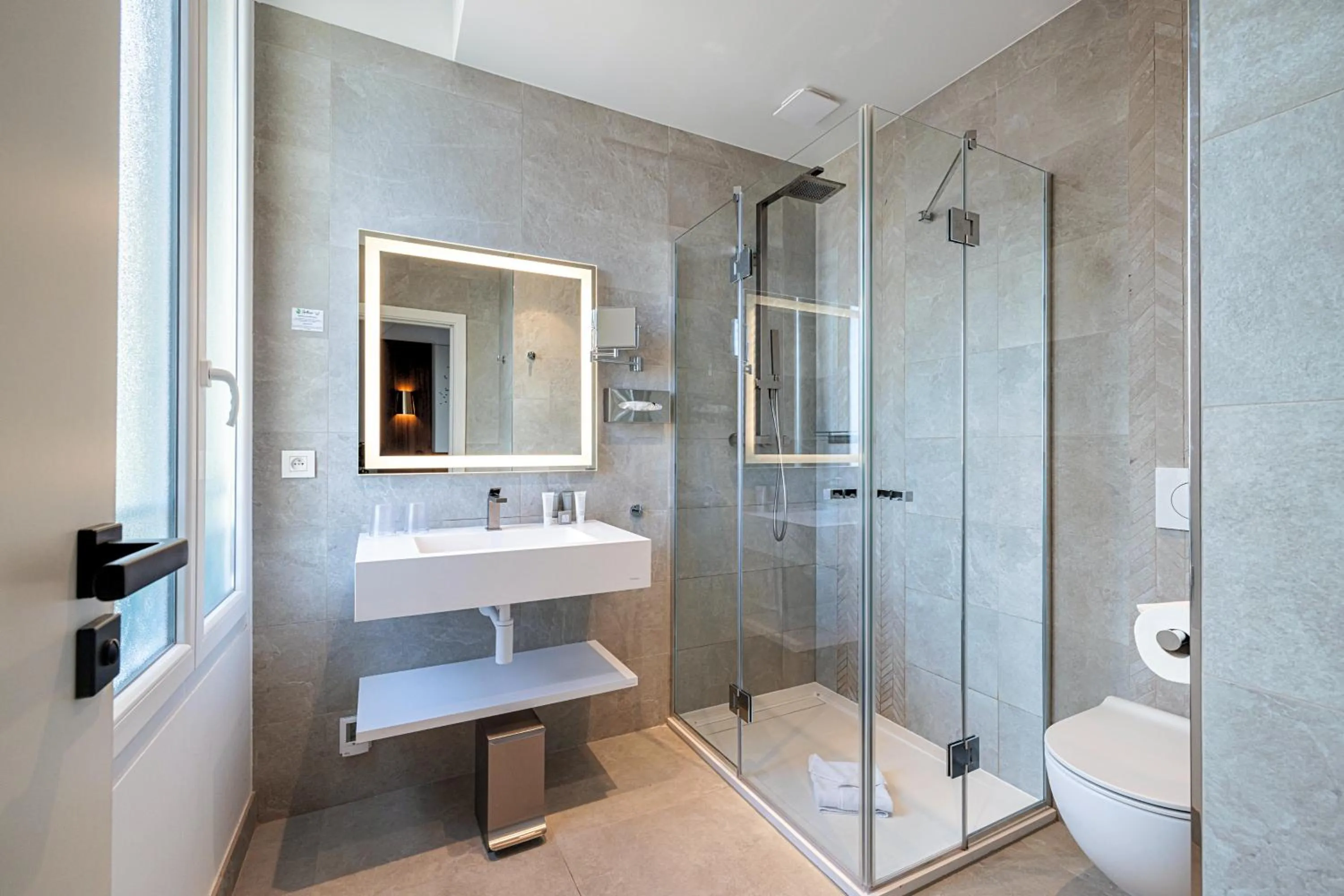 Shower in Hôtel Apollinaire Nice