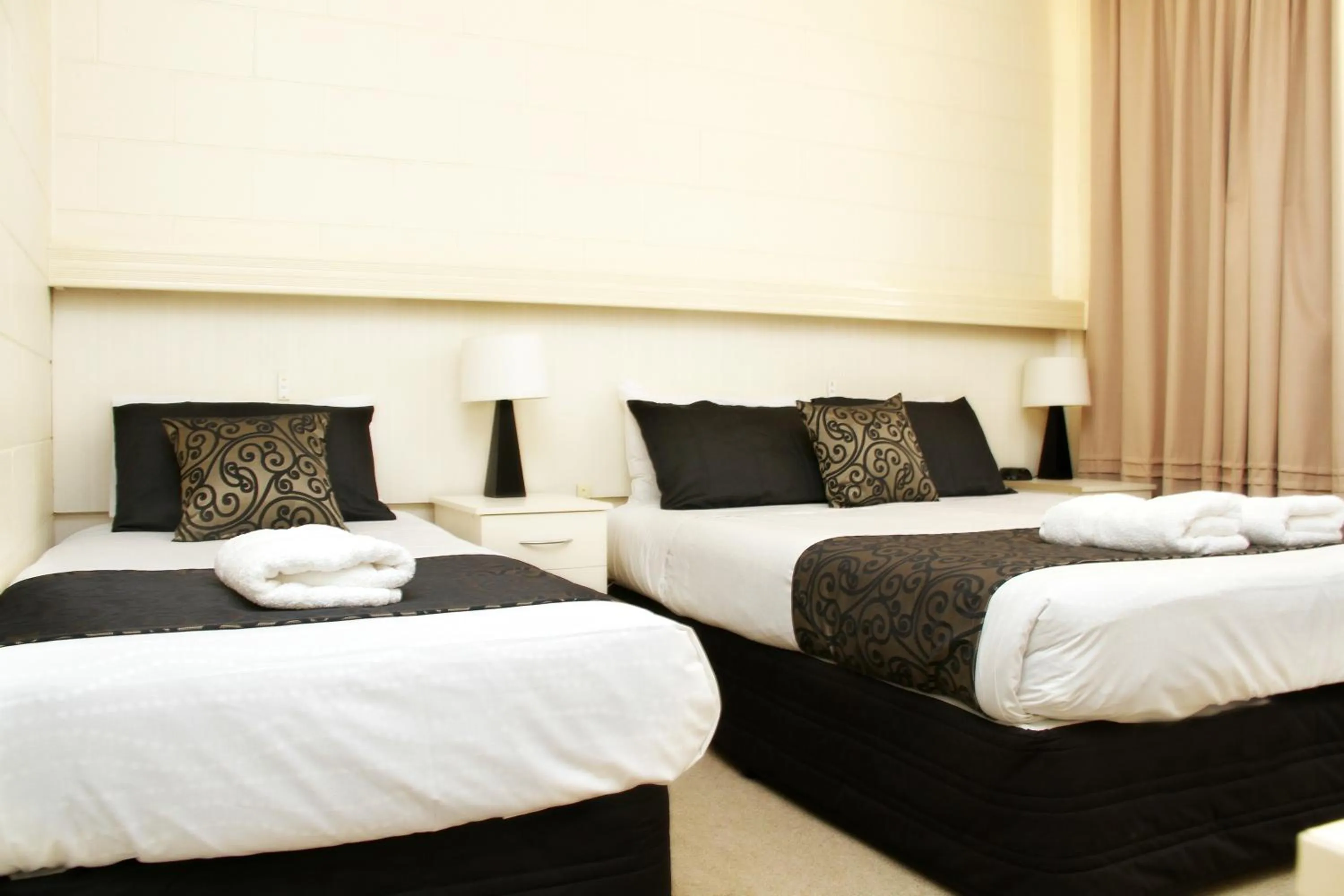 Bed in Renmark Motor Inn