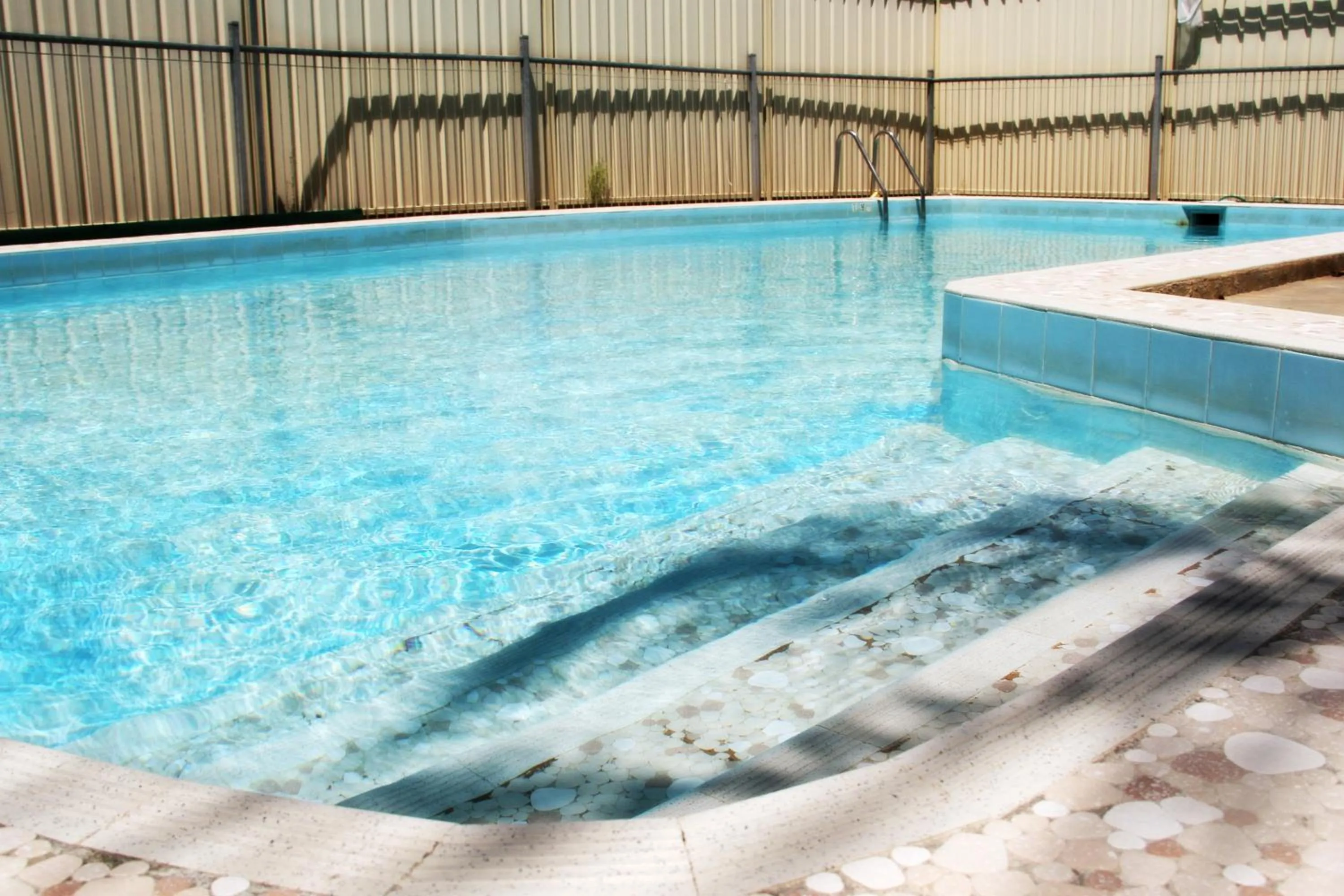 Swimming pool in Renmark Motor Inn