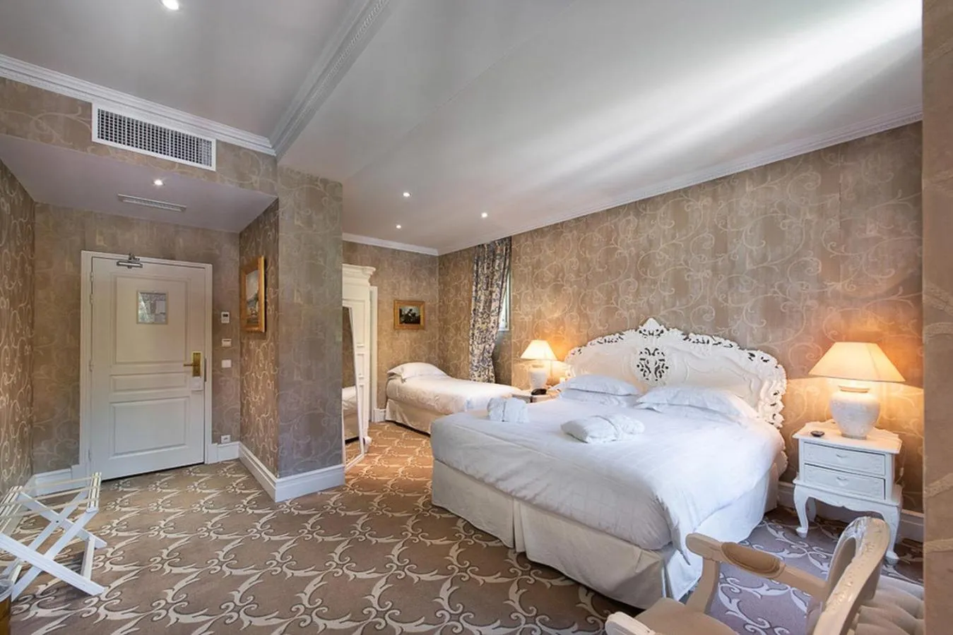 Bed in Hôtel Château de la Tour Cannes