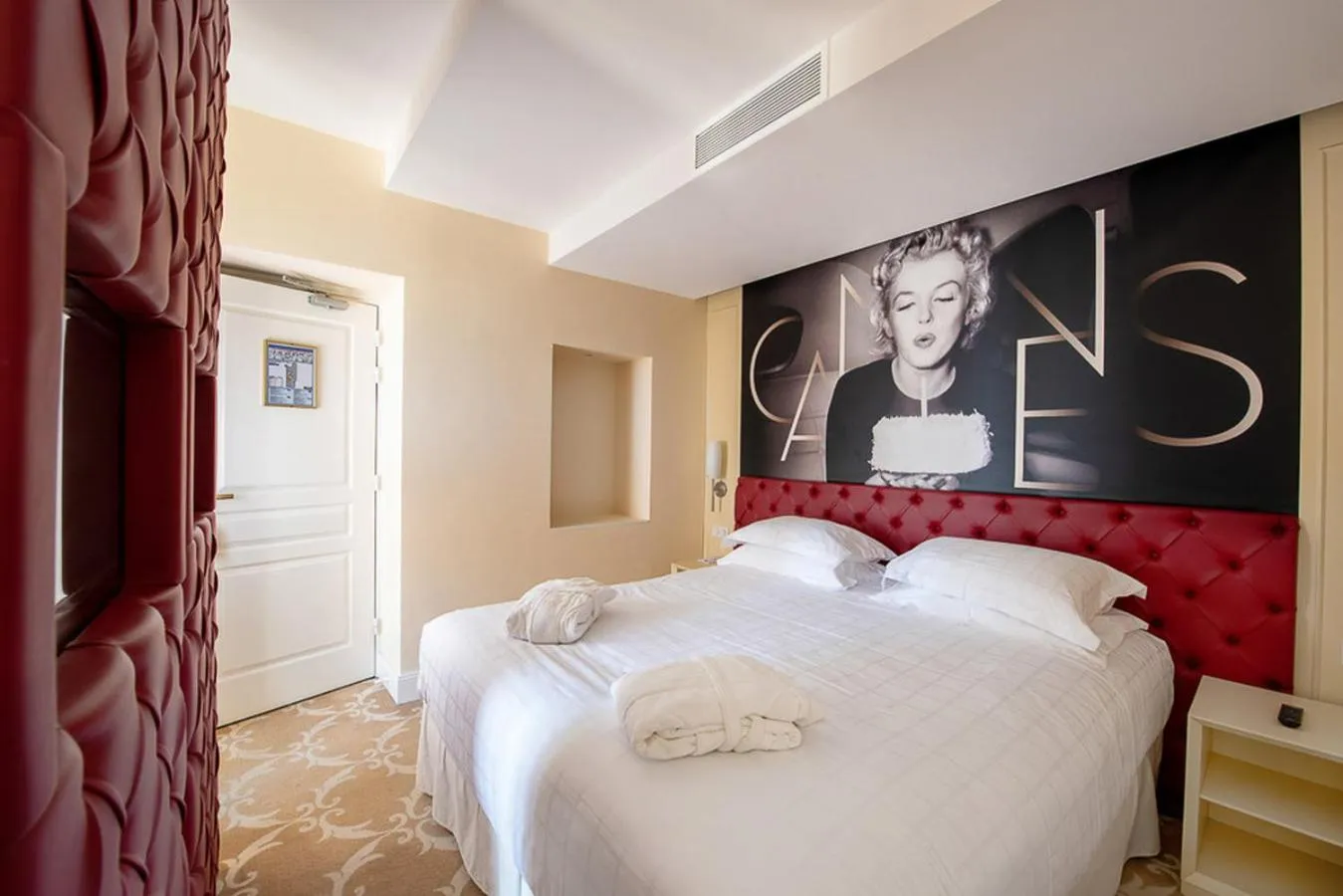 Bed in Hôtel Château de la Tour Cannes